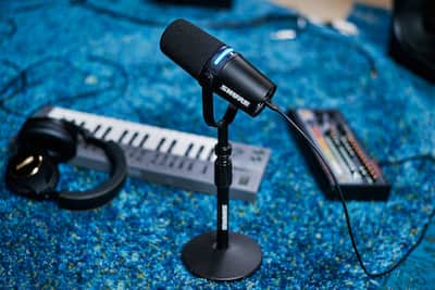 Shure MV7+ Podcast Microphone + Stand USB C & XLR Outputs for Shure MV7+ Podcast Microphone + Stand USB C & XLR Outputs for