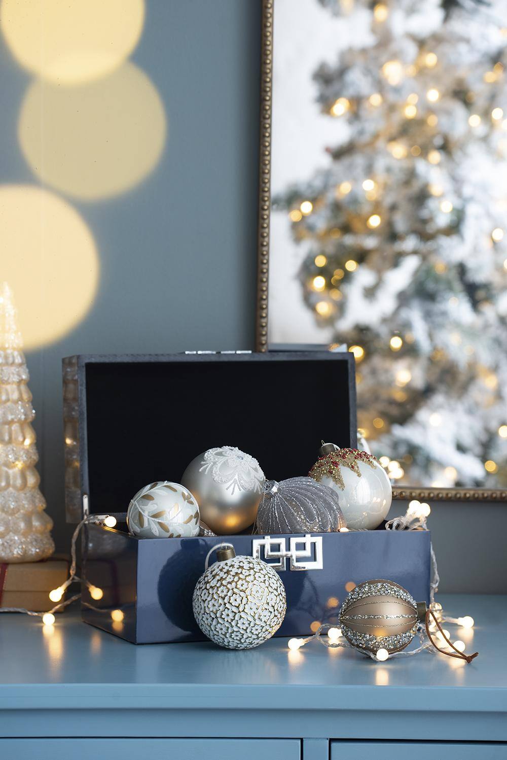 Left. Dexmalle - Dexmalle-D3.9 Christmas Tree Decorative Glass Hanging Ball Ornaments,Set of 6-Silver - Silver.