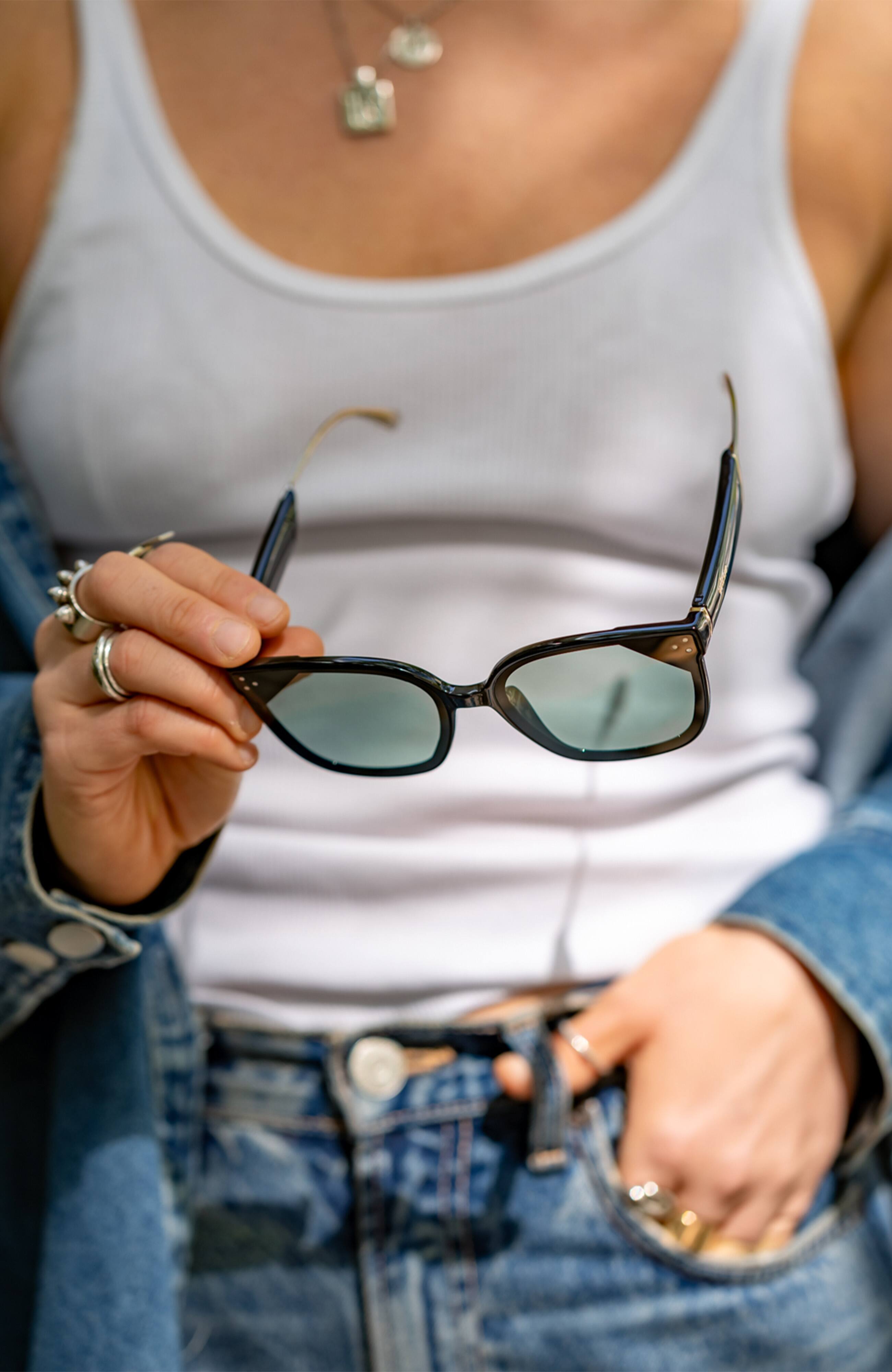 Alt View 3. Chamelo - Lifestyle Veil Slider HVL - Glossy black frame | Smoke lenses.