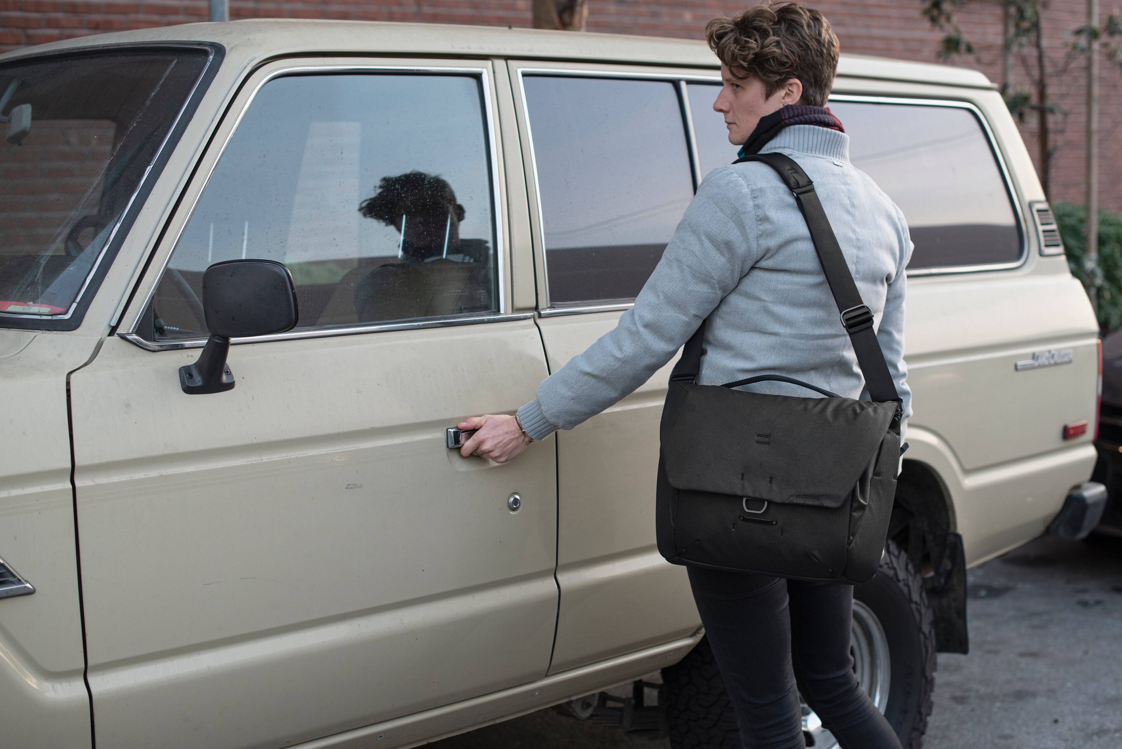 Alt View 16. Peak Design - Everyday Messenger 13L v2 - Black.