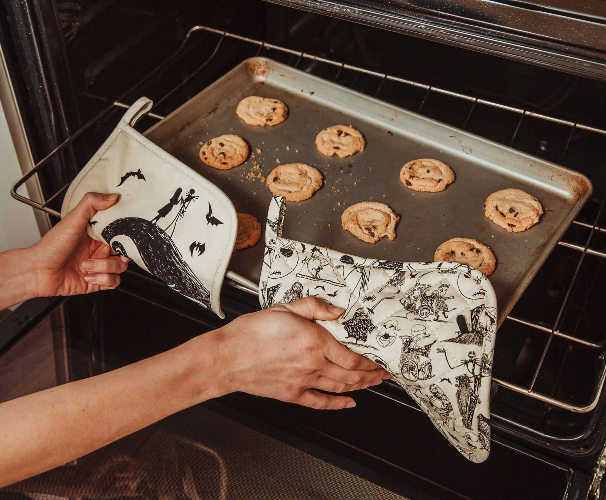 Alt View 3. Disney - Disney The Nightmare Before Christmas Kitchen Pot Holder | Set of 2 - Black/White.