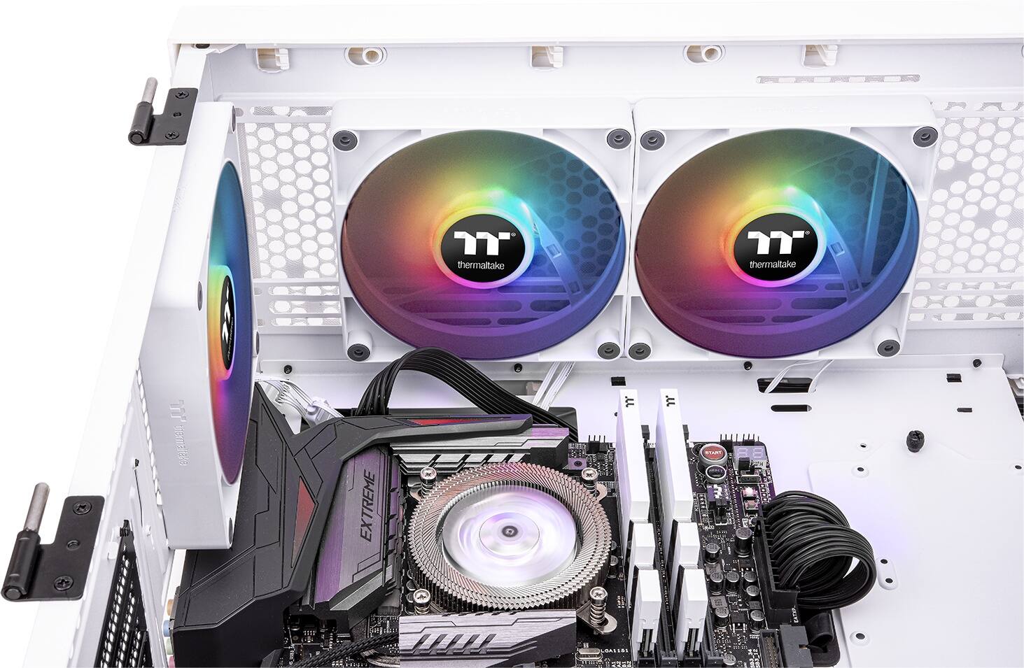 The text on the image reads: "RA thermaltake thermaltake m' GNEEWED EXTREME - TTAN". This text is likely a description or branding for the computer components, such as the CPU cooler and fans, visible in the image.