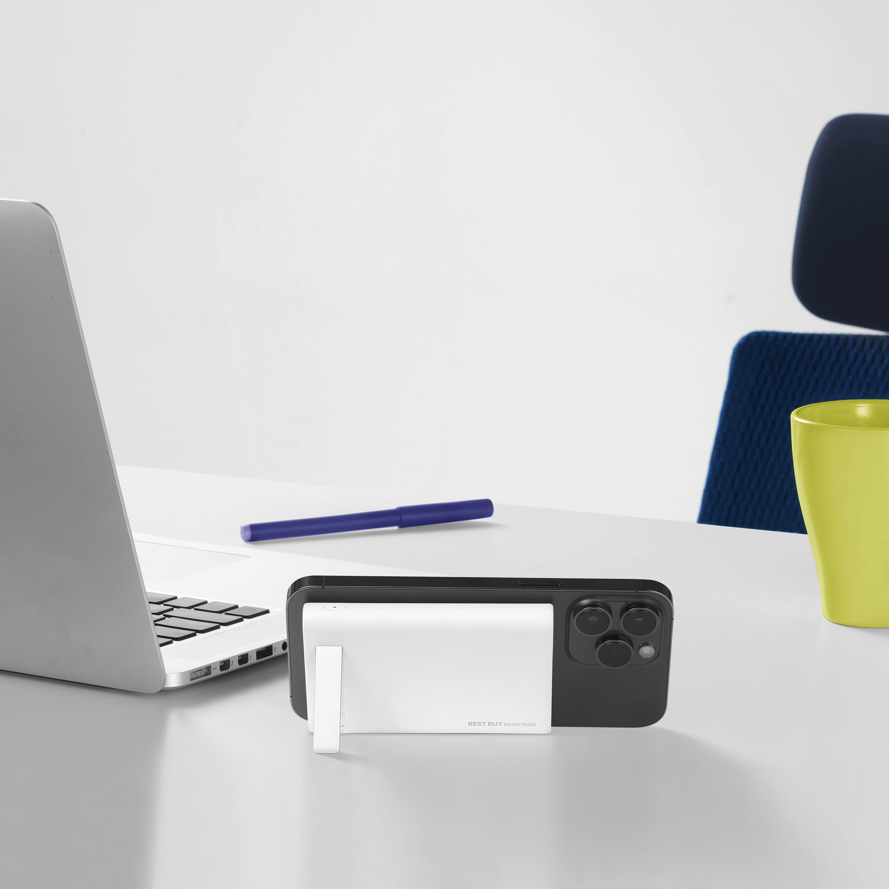 Alt View 13. Best Buy essentials™ - 5,000mAh 7.5W Magnetic Wireless Portable Charger for iPhone 16/15/14/13/12 series and MagSafe Compatible Devices - White.