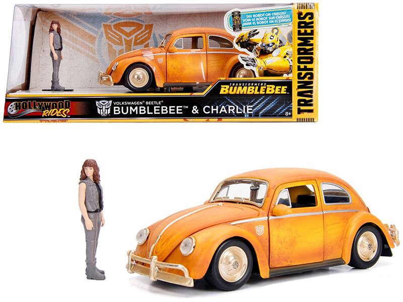 HOLLYWOOD RIDES  
VOLKSWAGEN BUMBLEBEE & CHARLIE  
TRANSFORMERS  
8+  

BUMBLEBEE  
VOLKSWAGEN BEETLE  

TRANSFORMERS  
SEE THE ROBOT ON CHASSIS!  
SUR CHASSIS!  
EN EL CHASSIS!  
VOR LE ROBOT  
MINA EL ROBOT
