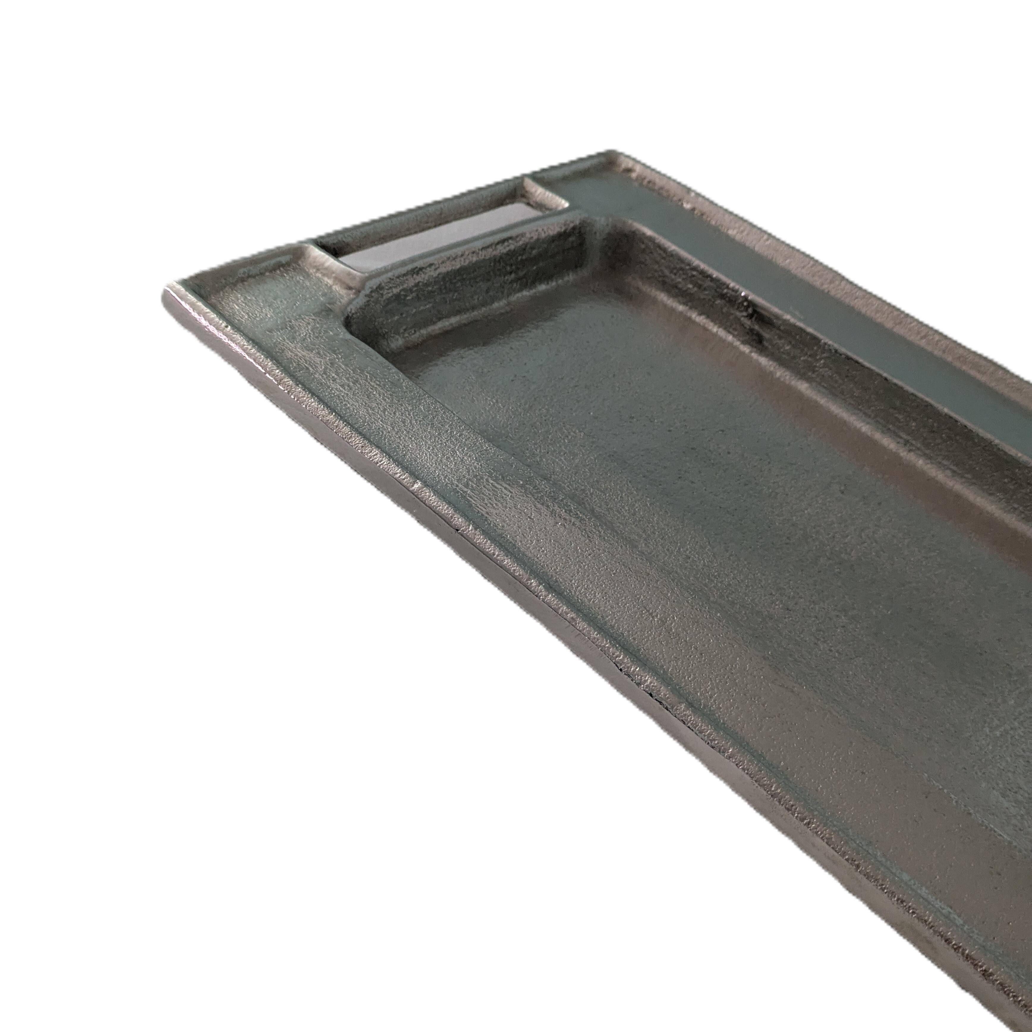 Angle. Jiallo - Rectangular tray with cut handle: 23x8" - Silver.