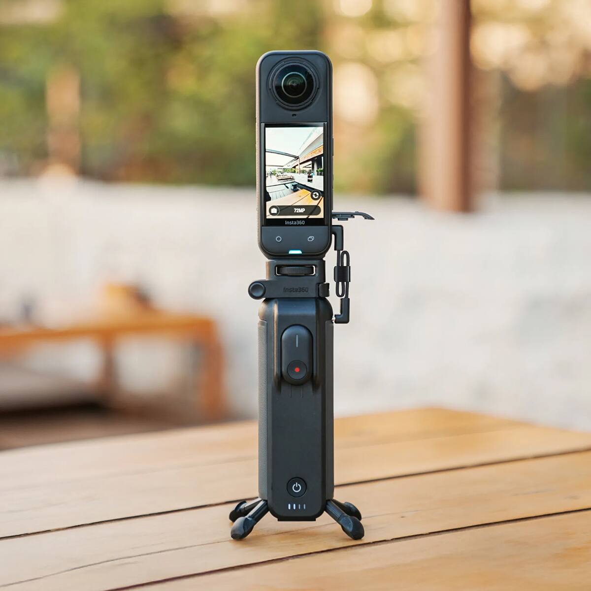 72MP  
Insta360