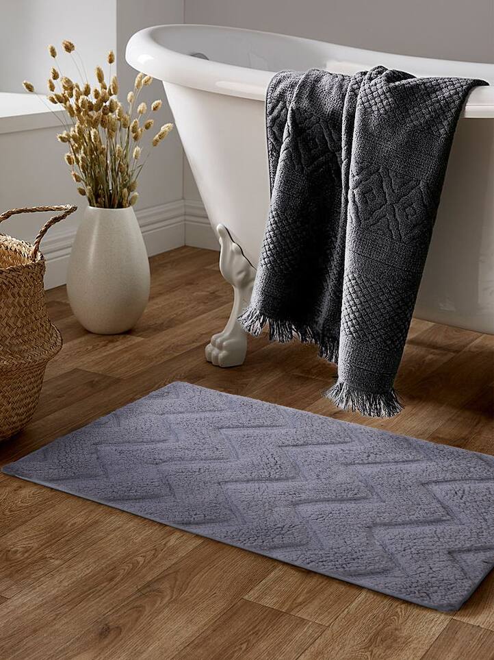 Left. GAURI KOHLI - Vantaa Bath Mat - Gray.