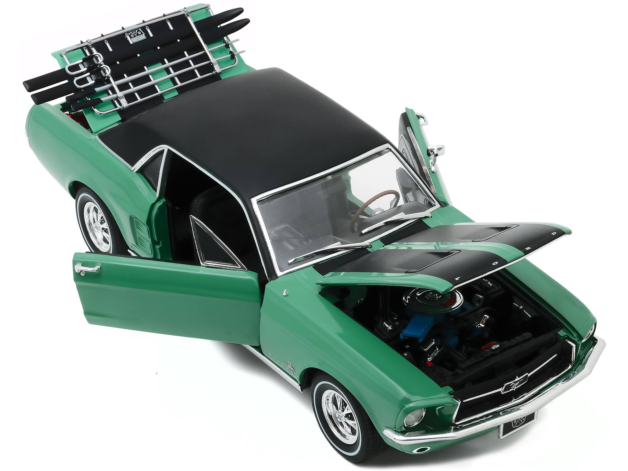 Angle. Greenlight - 1967 Ford Mustang Coupe Loveland Green Metallic/Black with Skis "Ski Country Special" 1/18 - Green Metallic with Black.