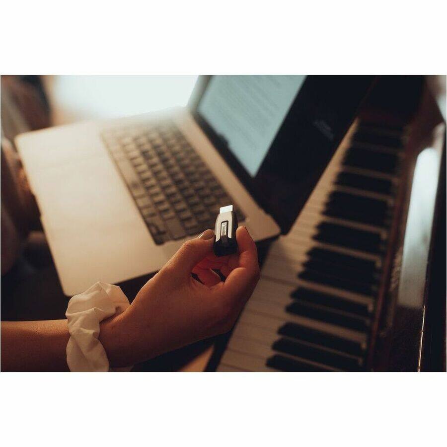 Alt View 3. Verbatim - 256GB Store 'n' Go&reg; V3 USB 3.2 Gen 1 Flash Drive - Gray - 256GB - Gray - Gray.