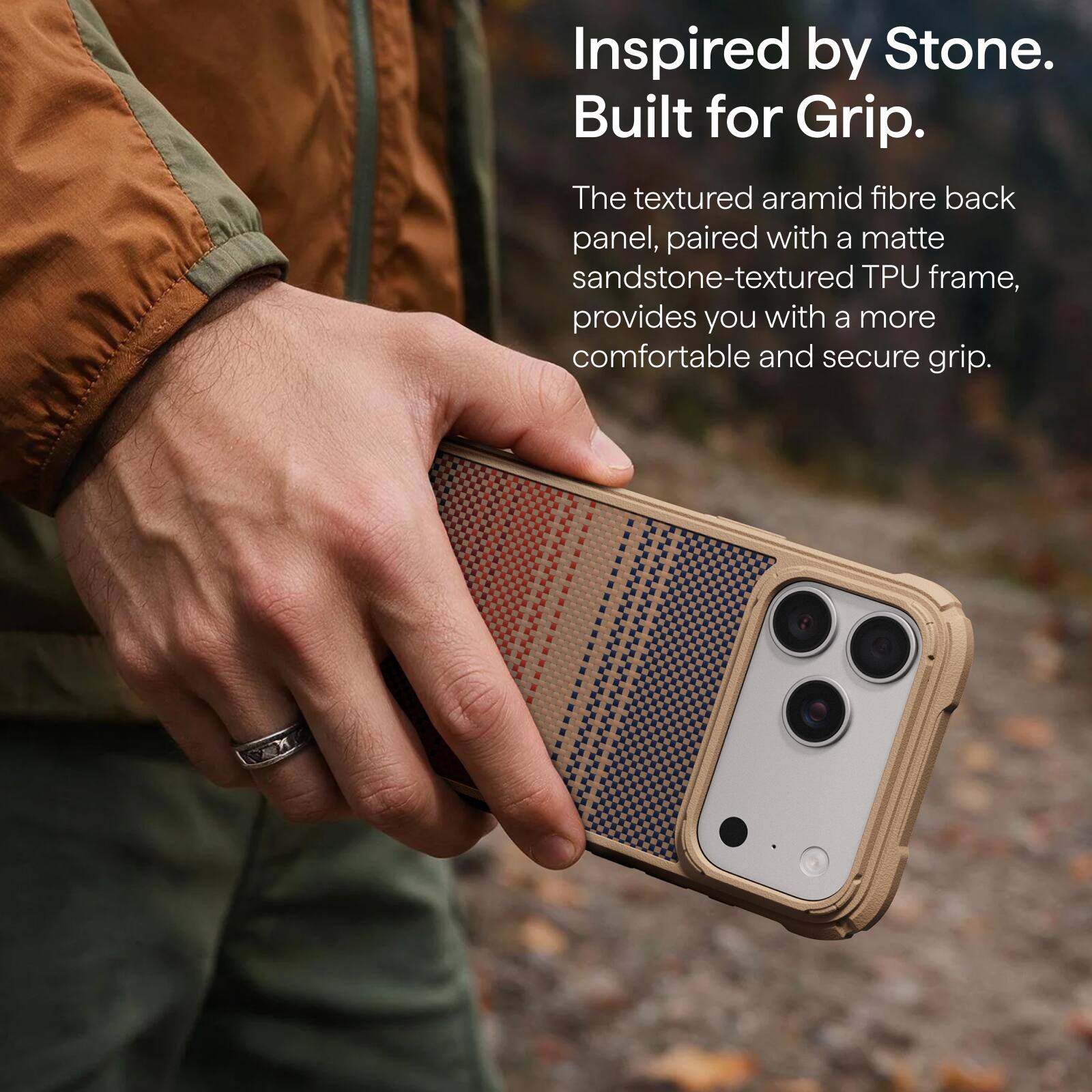 Inspired by Stone.  
Built for Grip.  

The textured aramid fibre back panel, paired with a matte sandstone-textured TPU frame, provides you with a more comfortable and secure grip.