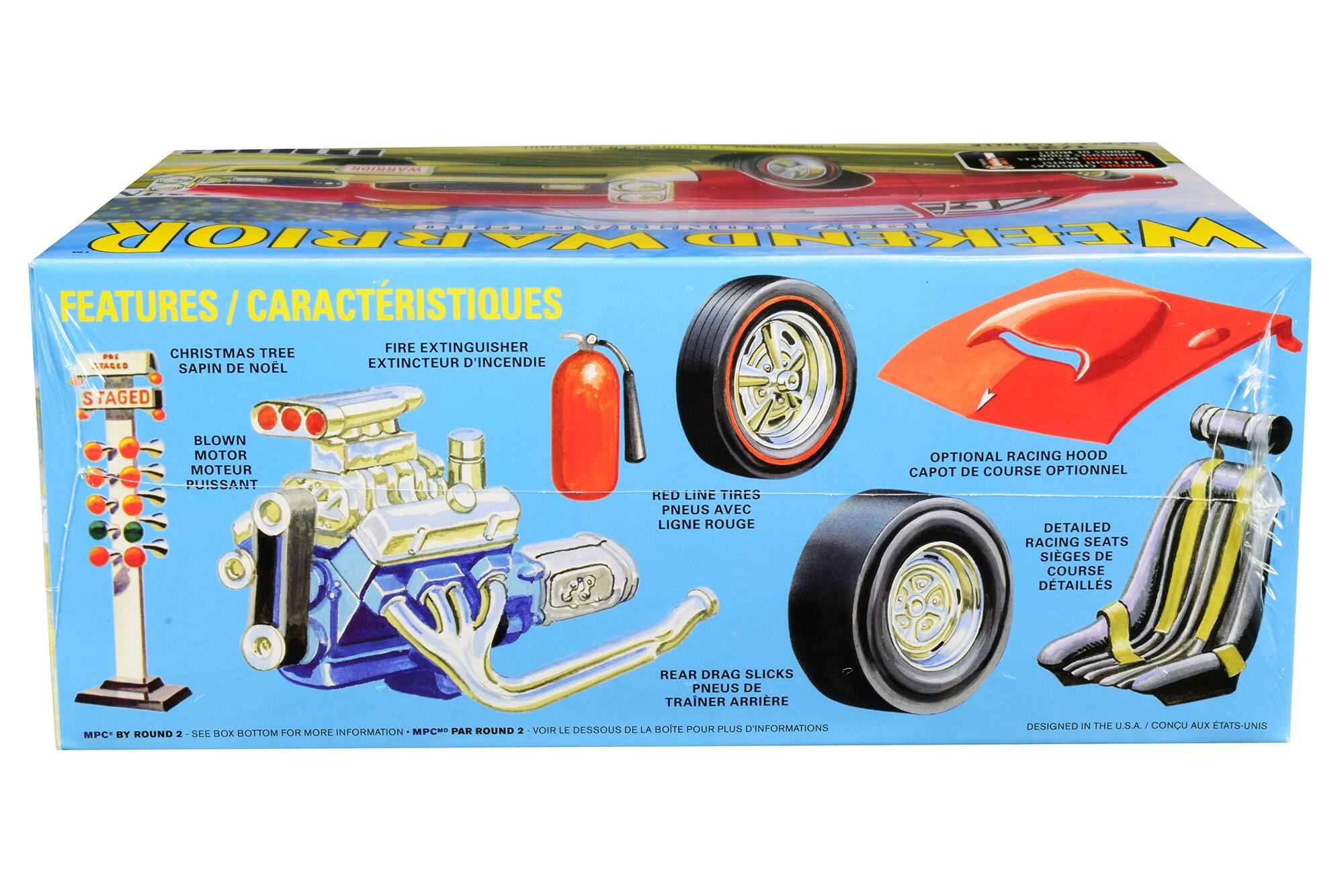 ROTDV GOIN aan ddadaae PELEO waed  
N CEEE H |  
ARRIOR MEEKELB FEATURES RES / CARACTÉRISTIQUES  
CHRISTMAS TREE FIRE EXTINGUISHER POE LTACES NOL EXTINCTEUR D'INCENDIE SAPIN DE S TAGED BLOWN MOTOR MOTEUR PUISSANT  
RED LINE TIRES PNEUS AVEC LIGNE ROUGE  
OPTIONAL RACING HOOD CAPOT DE COURSE OPTIONNEL  
DETAILED RACING SEATS SIGES DE COURSE DÉTAILS  
REAR DRAG SLICKS PNEUS DE TRANER ARRIRE  
INFORMATION PC= AR ROUND 2 VOIR LE DESSOUS DE LA BOITE POUR PLUS D'INFORMATIONS PC BY ROUND 2 SEE BOX BOTTOM FOR MORE  
DESIGNED IN THE U.S.A. CONCU AUX ETATS-UNIS