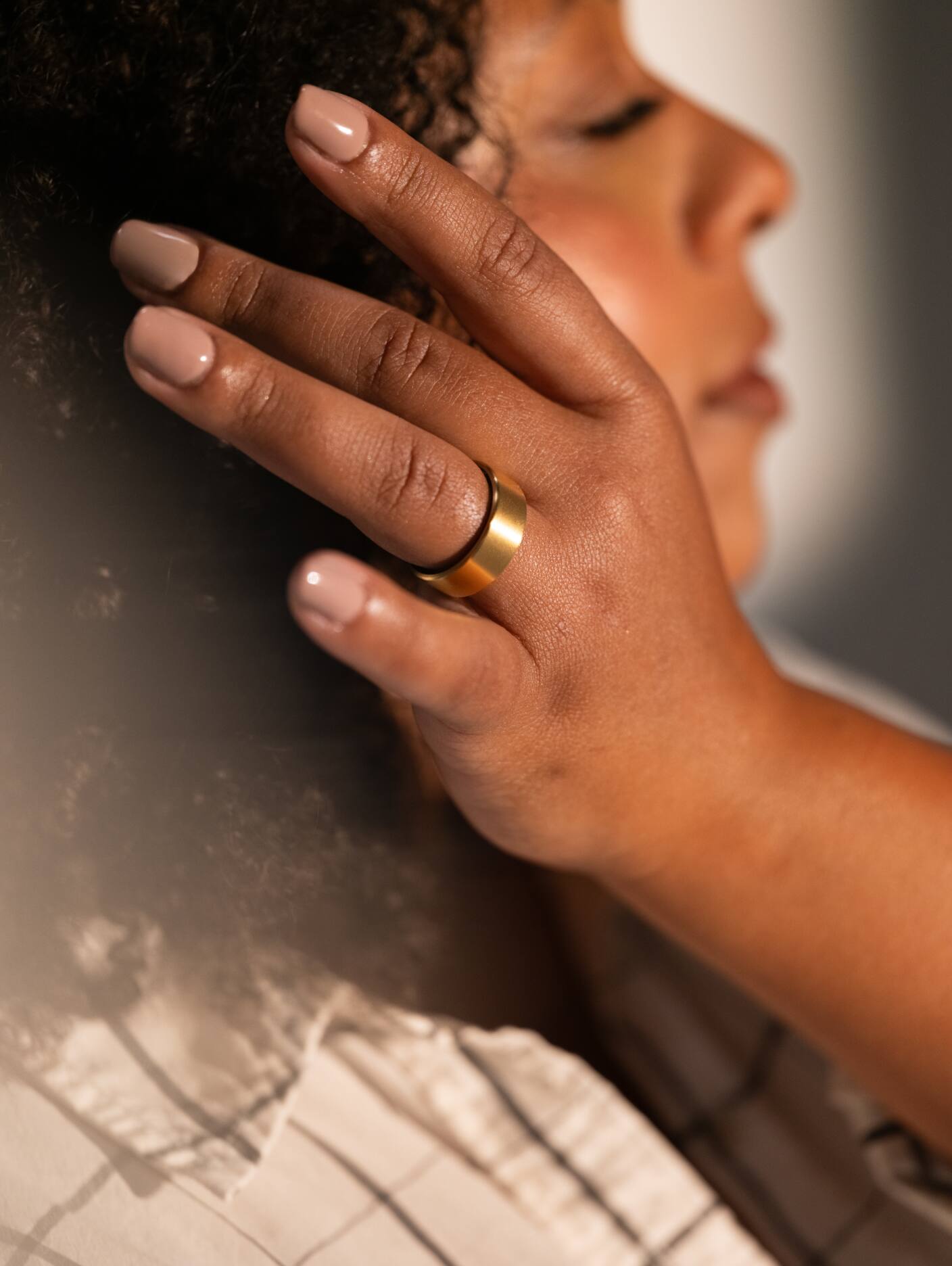 Alt View 1. QALO - QRNT Slim Smart Ring Size 10 - Gold.