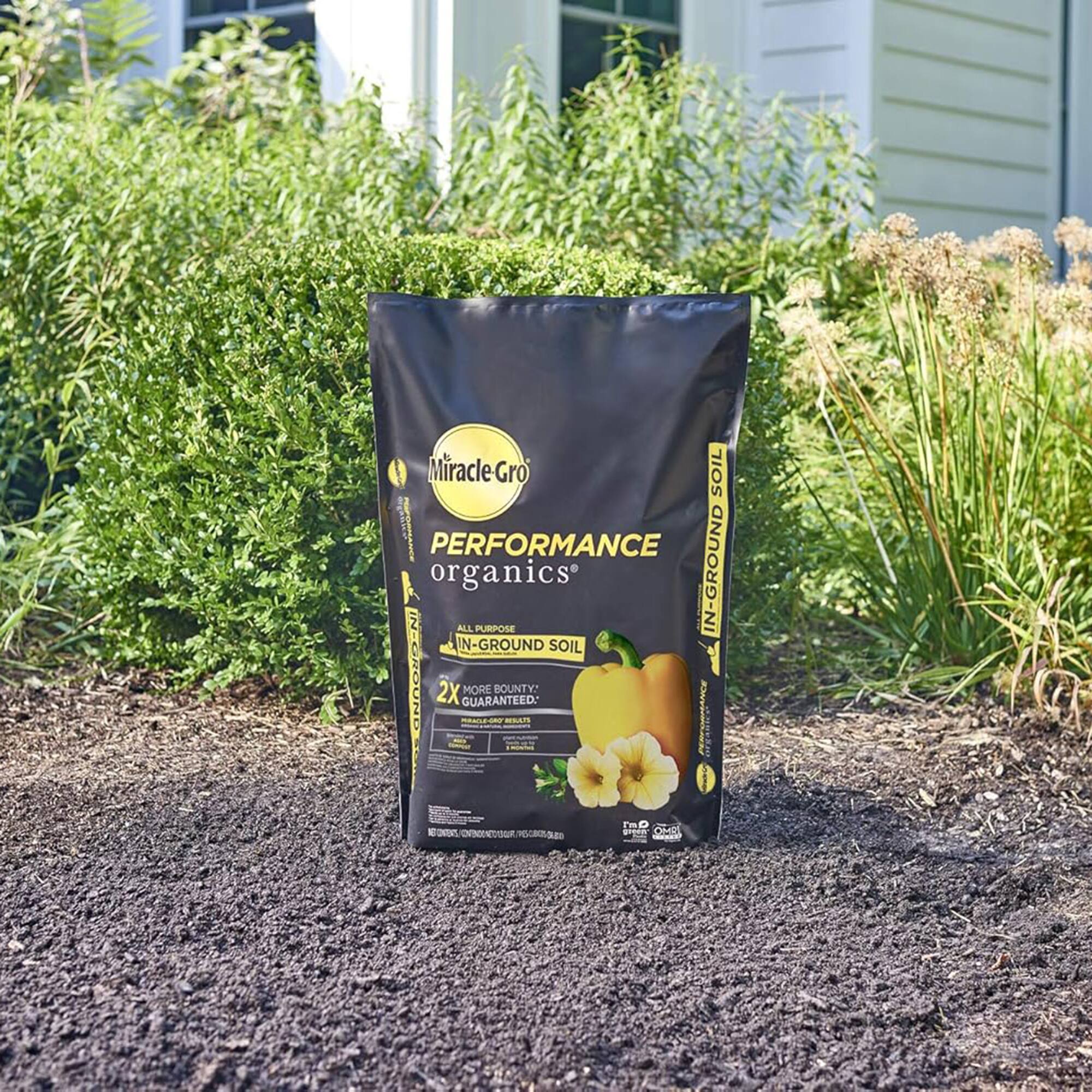 Miracle-Gro  
PERFORMANCE organics  
ALL PURPOSE IN-GROUND SOIL  
2X GUARANTEED: MORE BOUNTY