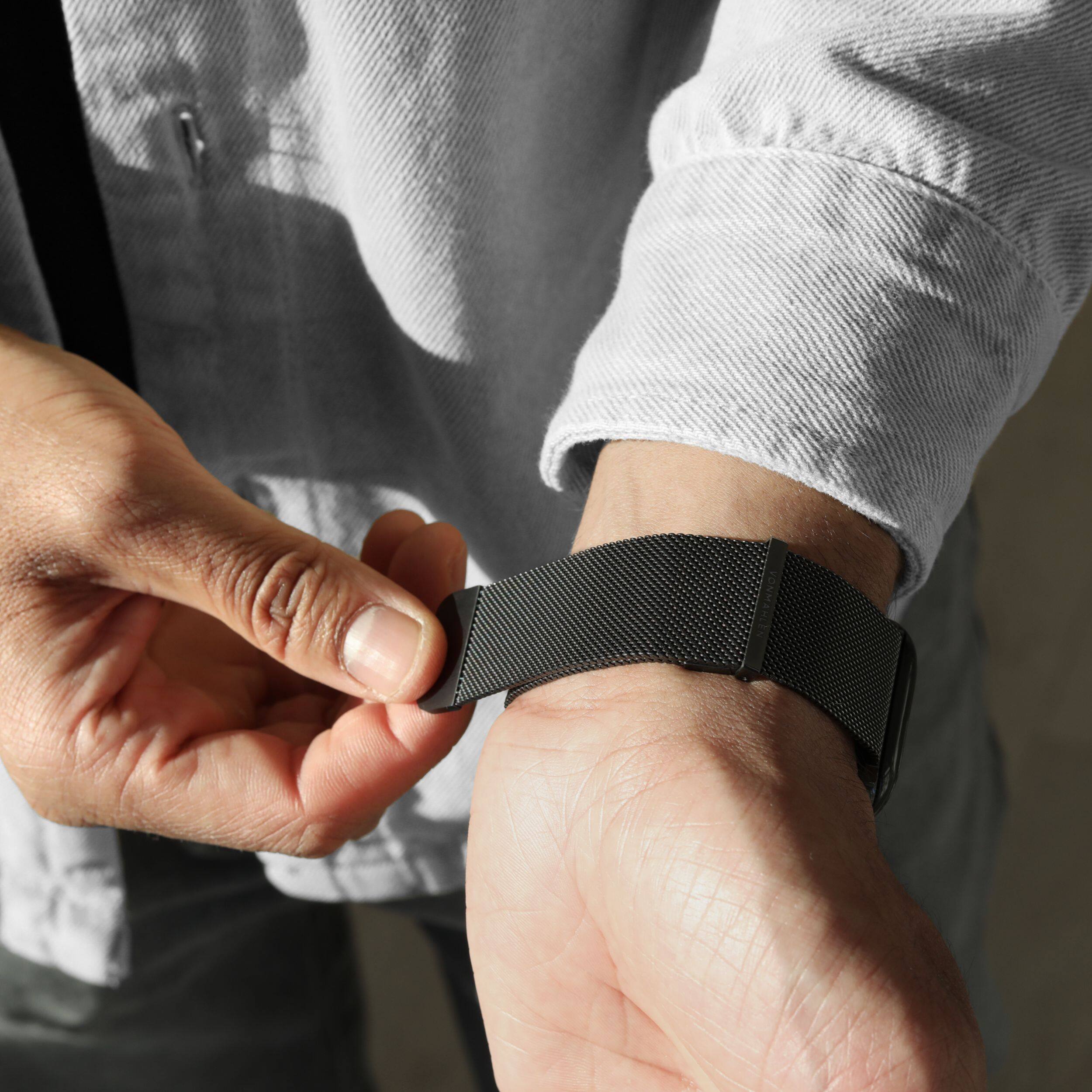 Back. Vonmahlen - Classic Band 2 silicone band for Apple Watch - Black.