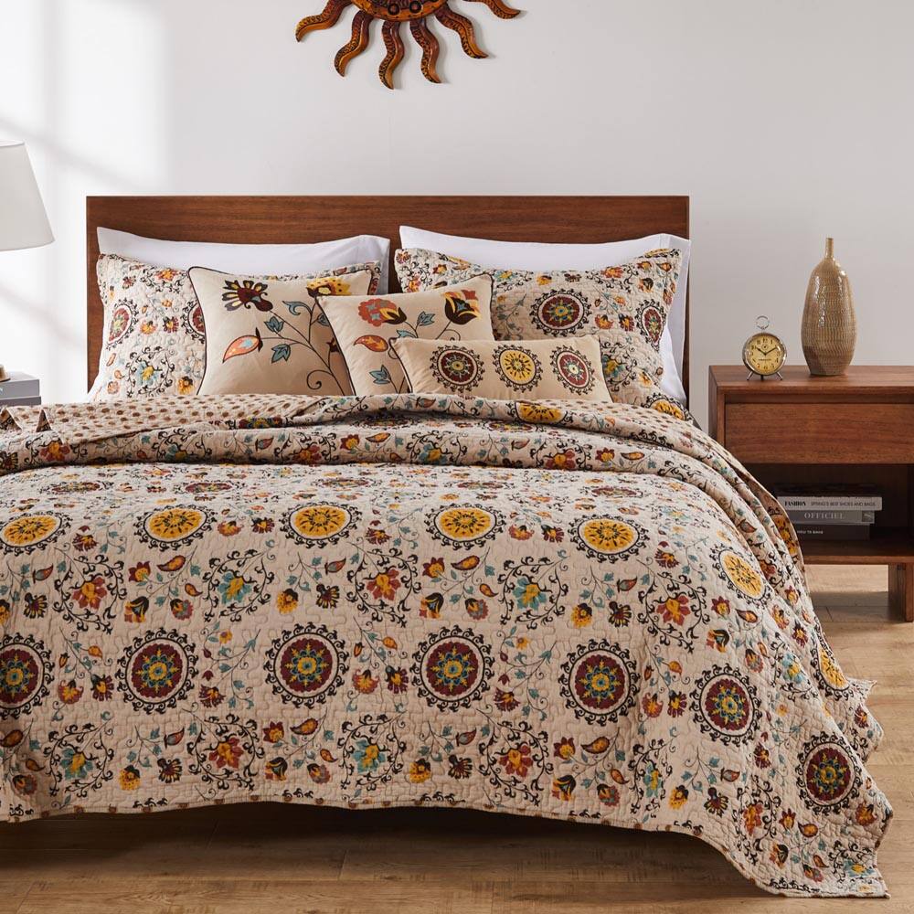 Left. BreeBe - Andorra Quilt Set 3-Piece King/Cal King - Multi.