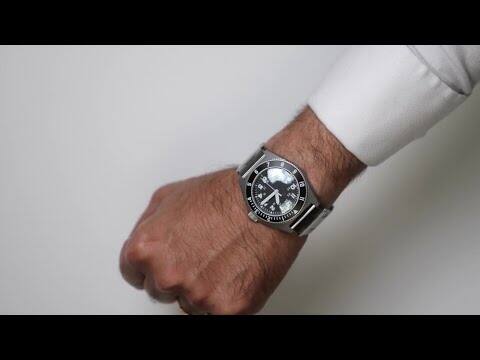 Angle. Smartlet - Smartlet One Classic - 22mm lug width watch - Fitbit Charge - Silver.