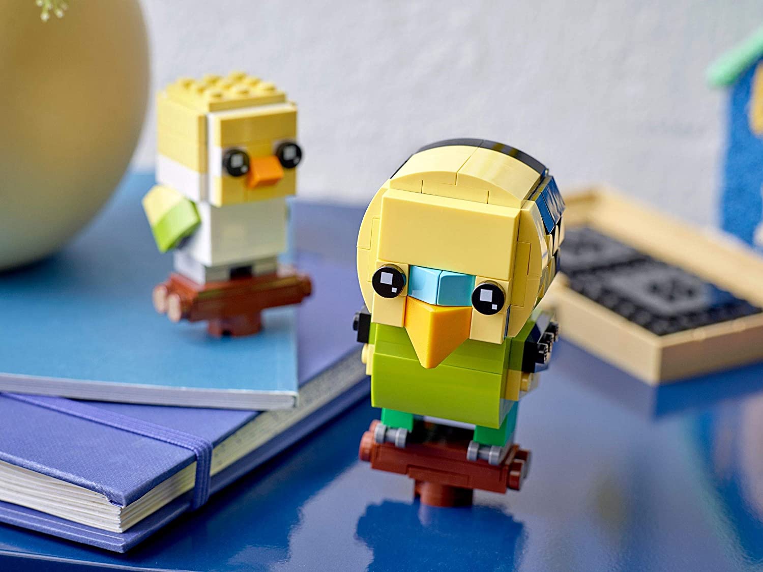 Alt View 4. LEGO - LEGO BrickHeadz: Pets - Budgie - 261 Piece Building Kit [LEGO, #40443].