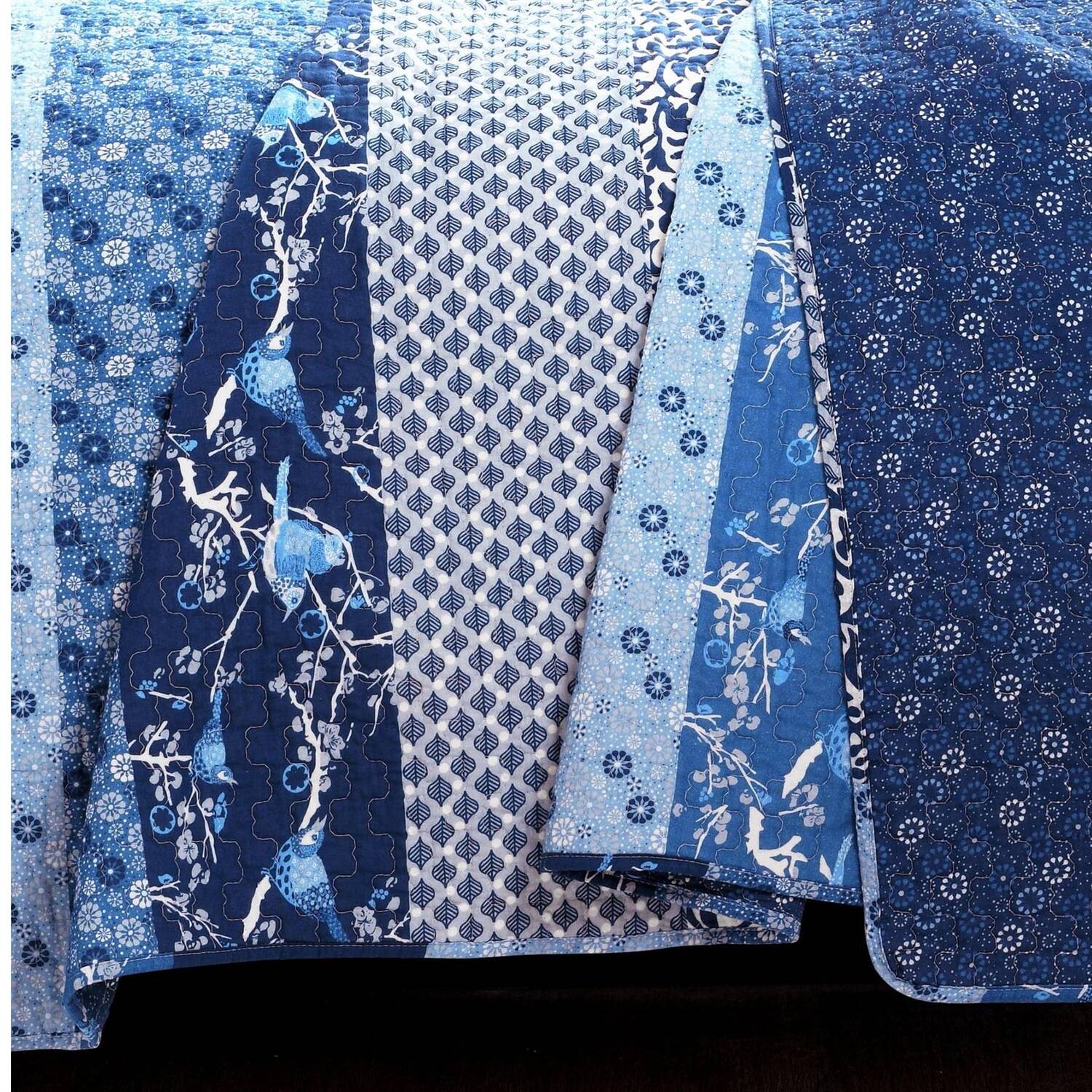 Angle. Hivvago - King Size Blues Boho Reversible Lightweight Quilt Set - Blues.