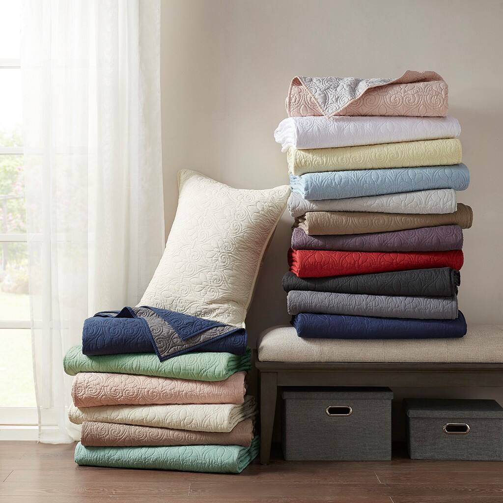 Alt View 4. Gracie Mills - Gracie Mills Sandy Reversible Cottage-Inspired Quilt Set - Seafoam.