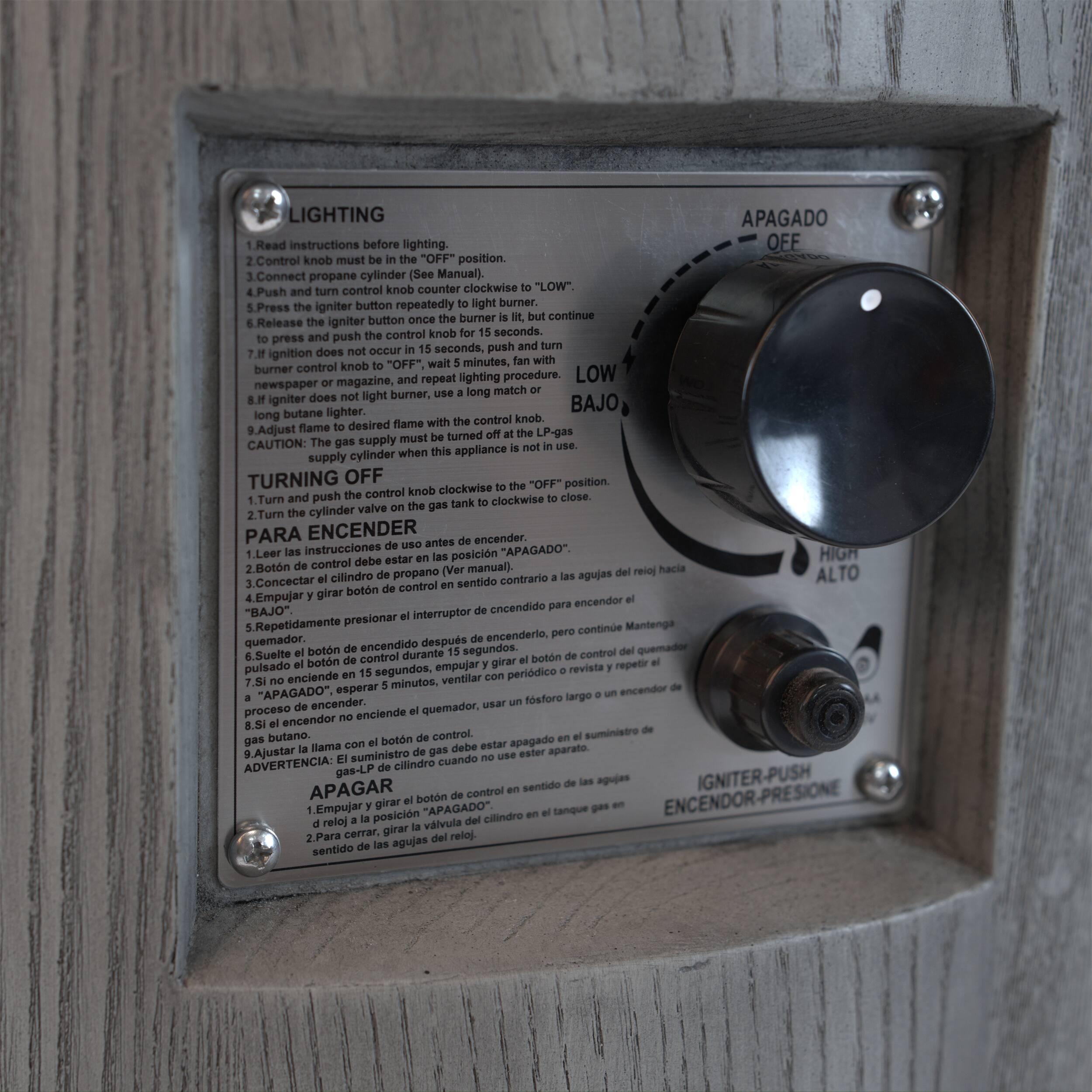 **LIGHTING**

1. Read instructions before lighting.
2. Control knob must be in the "OFF" position.
3. Connect propane cylinder (See Manual).
4. Turn control knob counter clockwise to "LOW".
5. Push button repeatedly to light burner.
6. Release igniter button once the burner is lit, but continue to press and push the control knob for 15 seconds.
7. If ignition does not occur in 15 seconds, push and turn the control knob to "OFF", wait 5 minutes, fan the burner, and repeat lighting procedure.
8. If igniter does not light burner, use a long match or long butane lighter.
9. Adjust flame with the control knob.
10. LP-gas supply must be turned on.

**CAUTION:** appliance cylinder when this appliance is not in use.

**TURNING OFF**

1. Turn push tank valve clockwise to close.
2. Turn control knob clockwise to "OFF".

**PARA ENCENDER**

1. Leer las instrucciones antes de encender.
2. Botón de control debe estar en la posición "APAGADO".
3. Conectar el cilindro de propano (Ver Manual).
4. Girar botón de control en