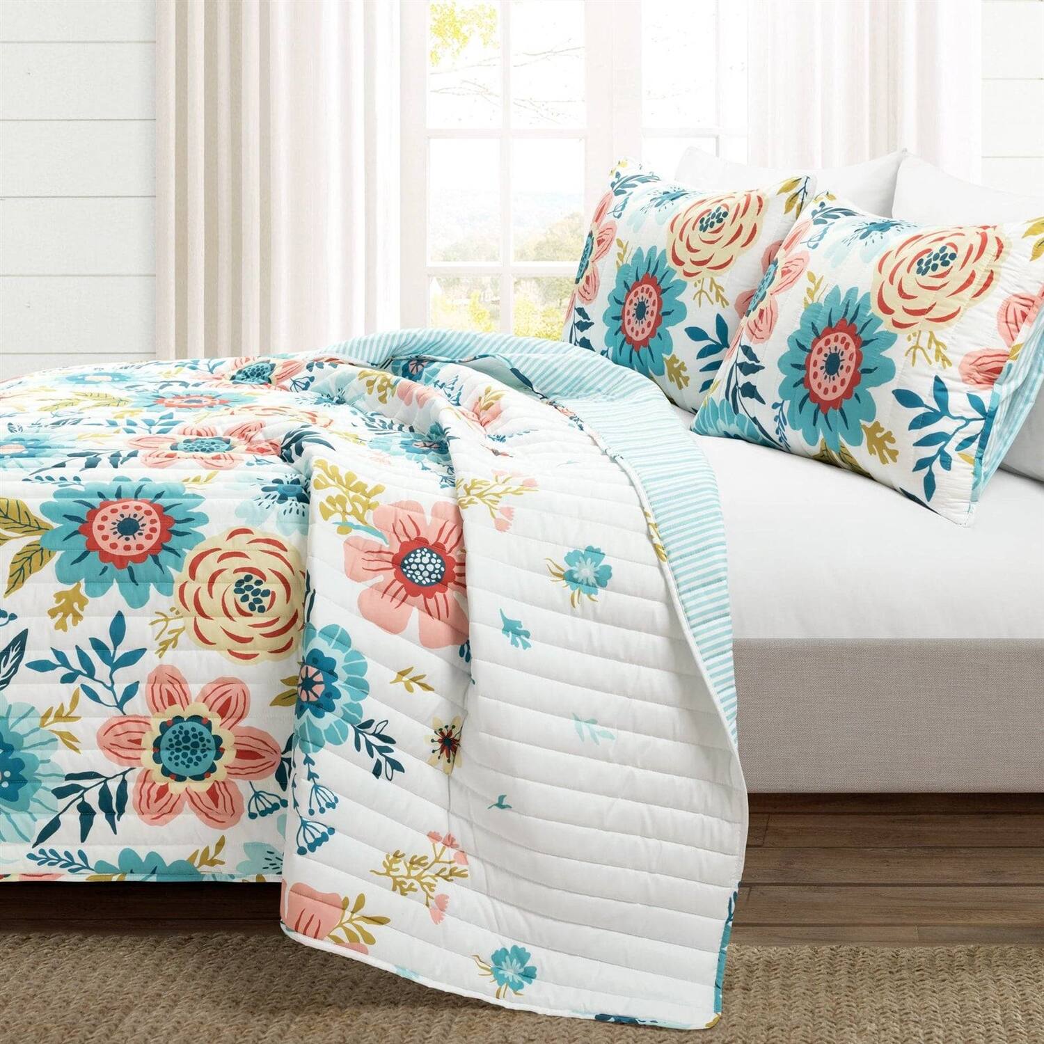 Angle. Hivvago - King size Lightweight Floral Teal Blue Pink White 3-Piece Polyester Quilt Set - Blue Pink White.