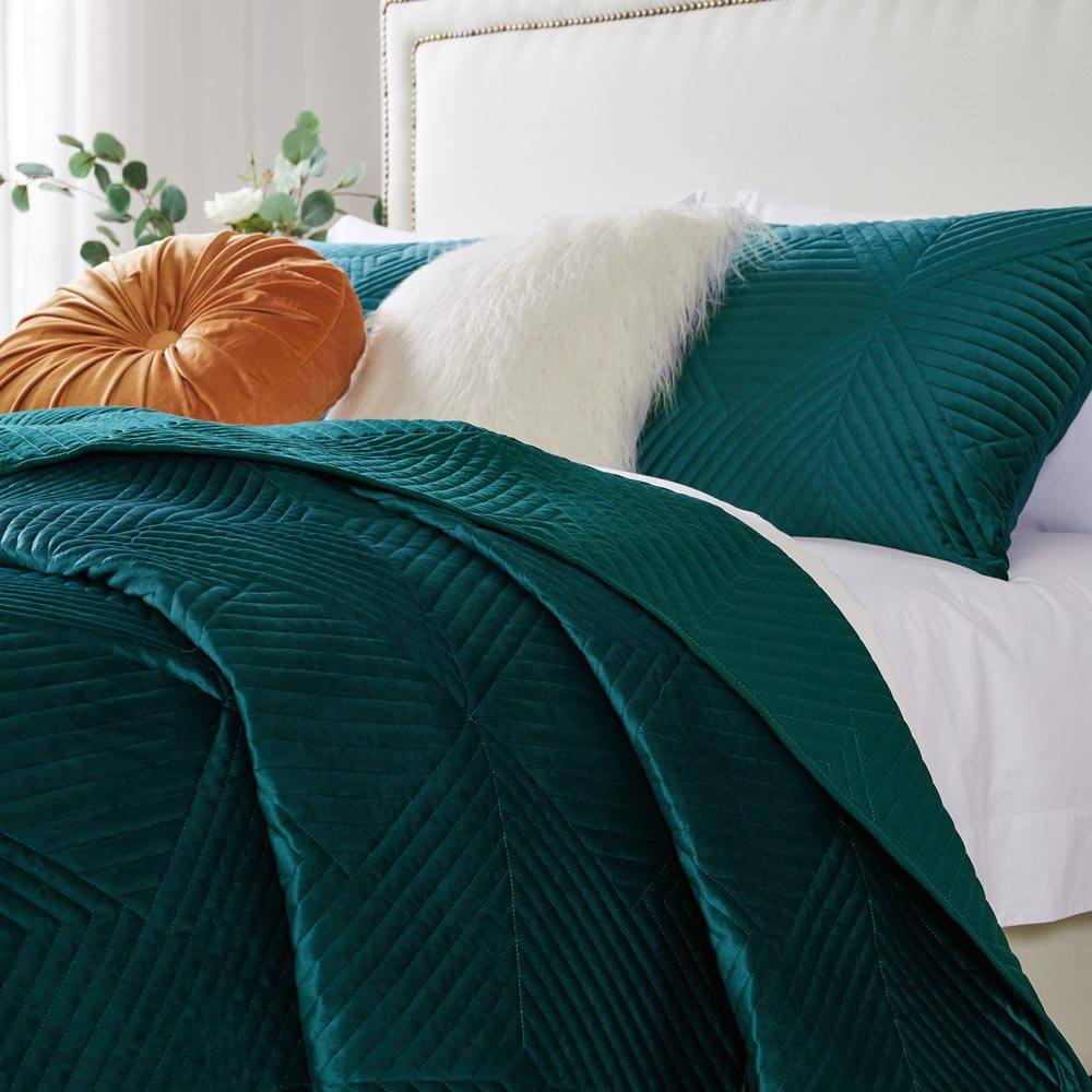 Angle. BreeBe - Riviera Velvet Teal Quilt Set 3-Piece Full/Queen - Teal.