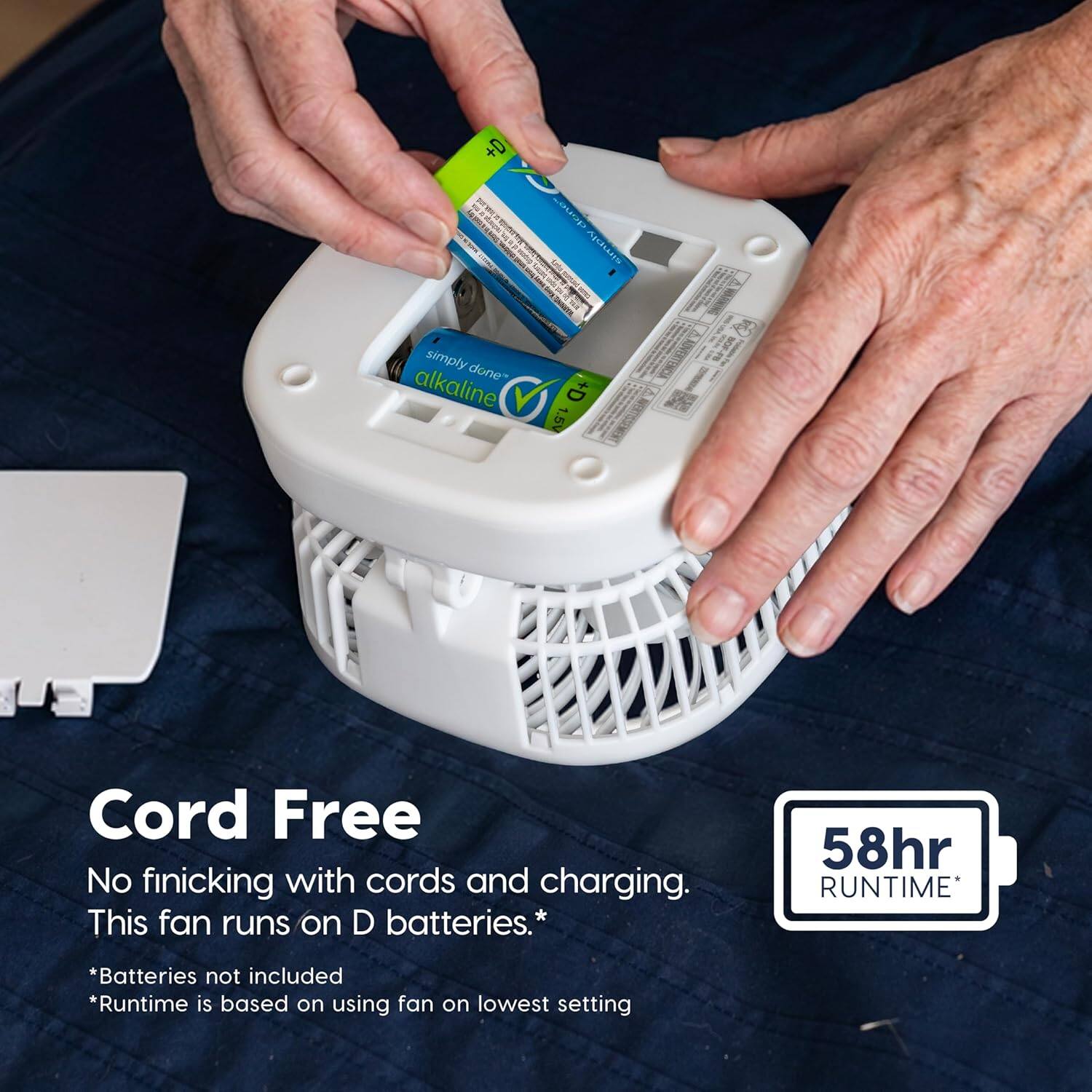 +D 55 simply done" alkaline  
done simply +D 1.5V  
WARNING BOF ADVERTENCIA  
Cord Free No finicking with cords and charging. This fan runs on D batteries.  
58hr RUNTIME*  
Batteries not included *Runtime is based on using fan on lowest setting