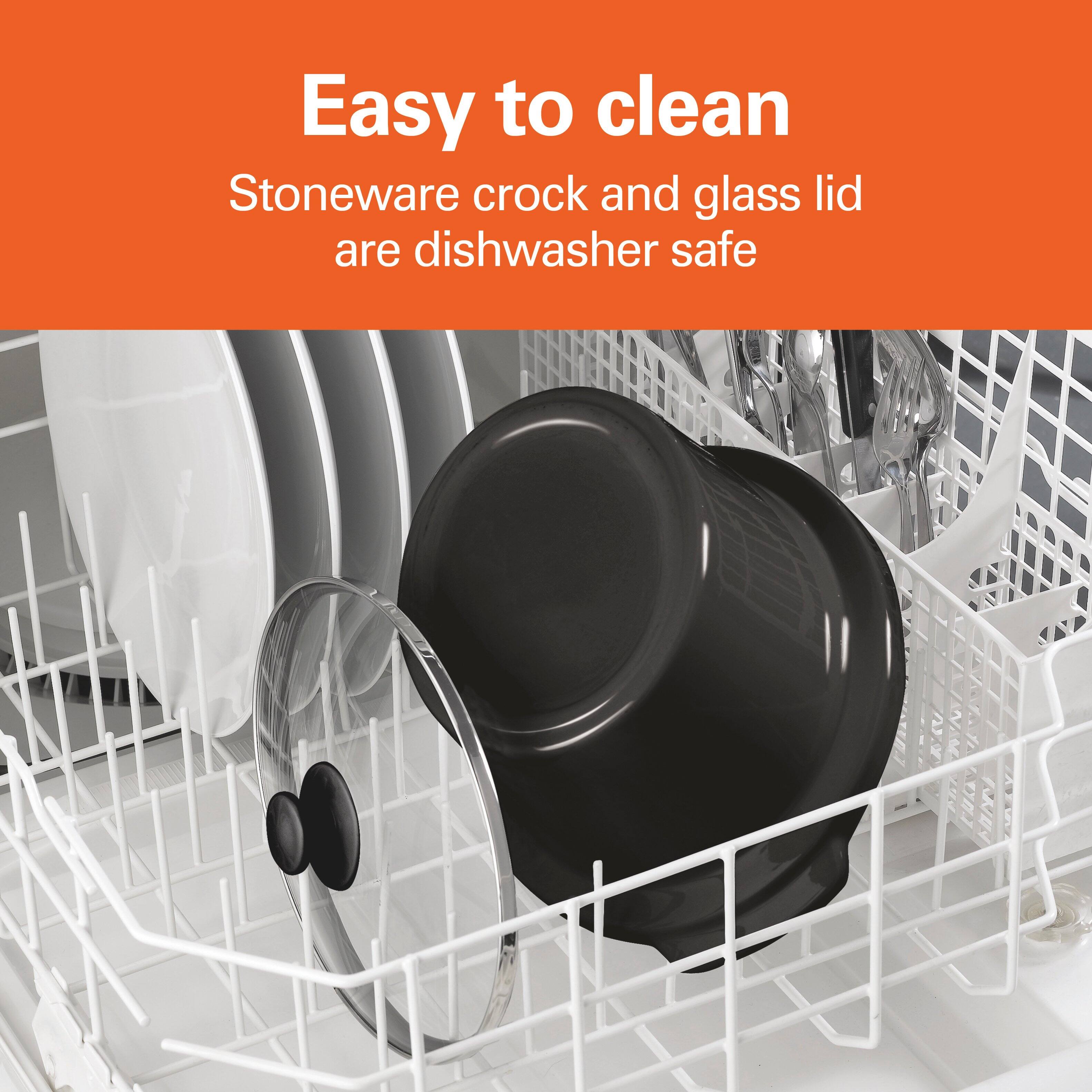 Easy to clean  
Stoneware crock and glass lid are dishwasher safe