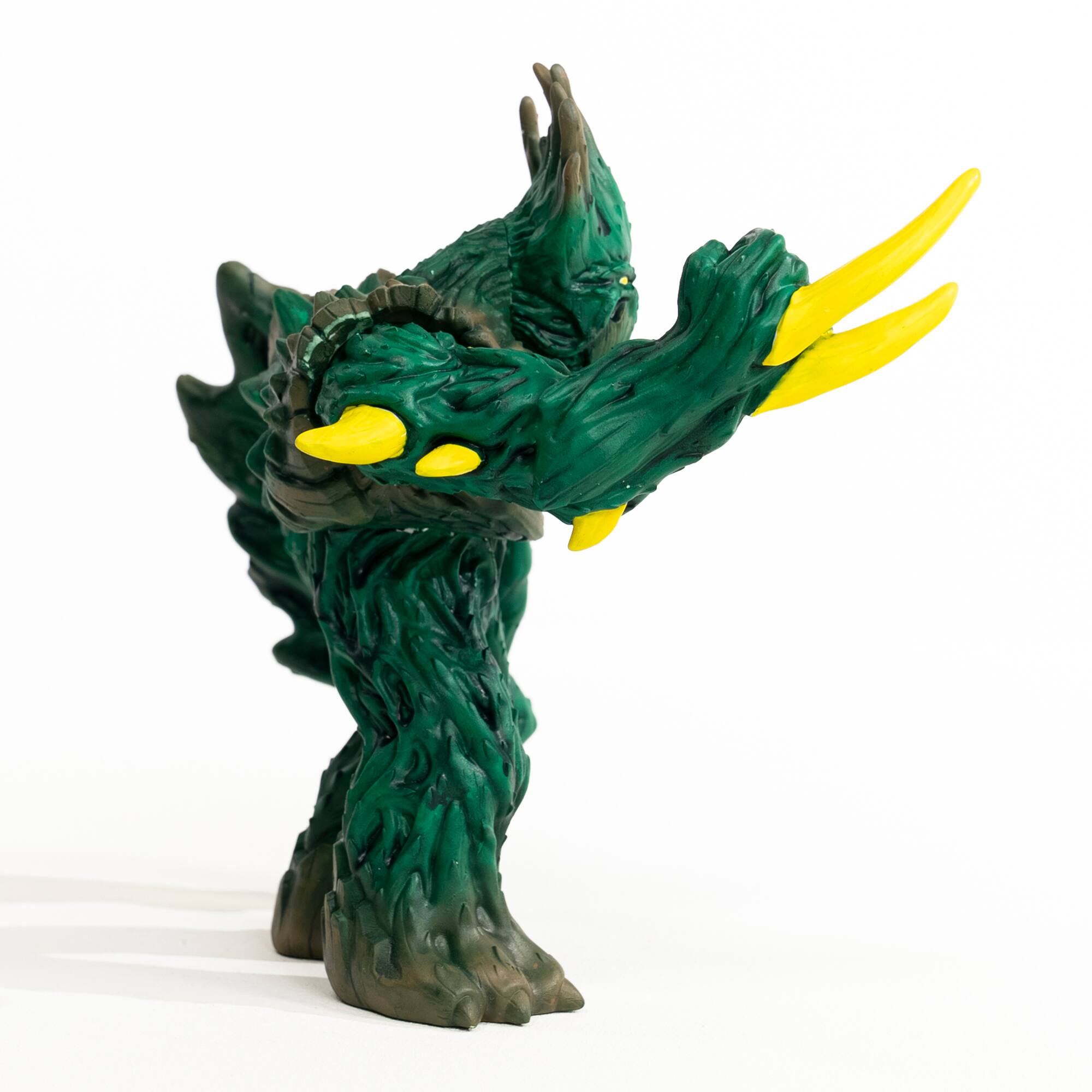 Left. Schleich - Eldrador Creatures: Jungle Emperor.