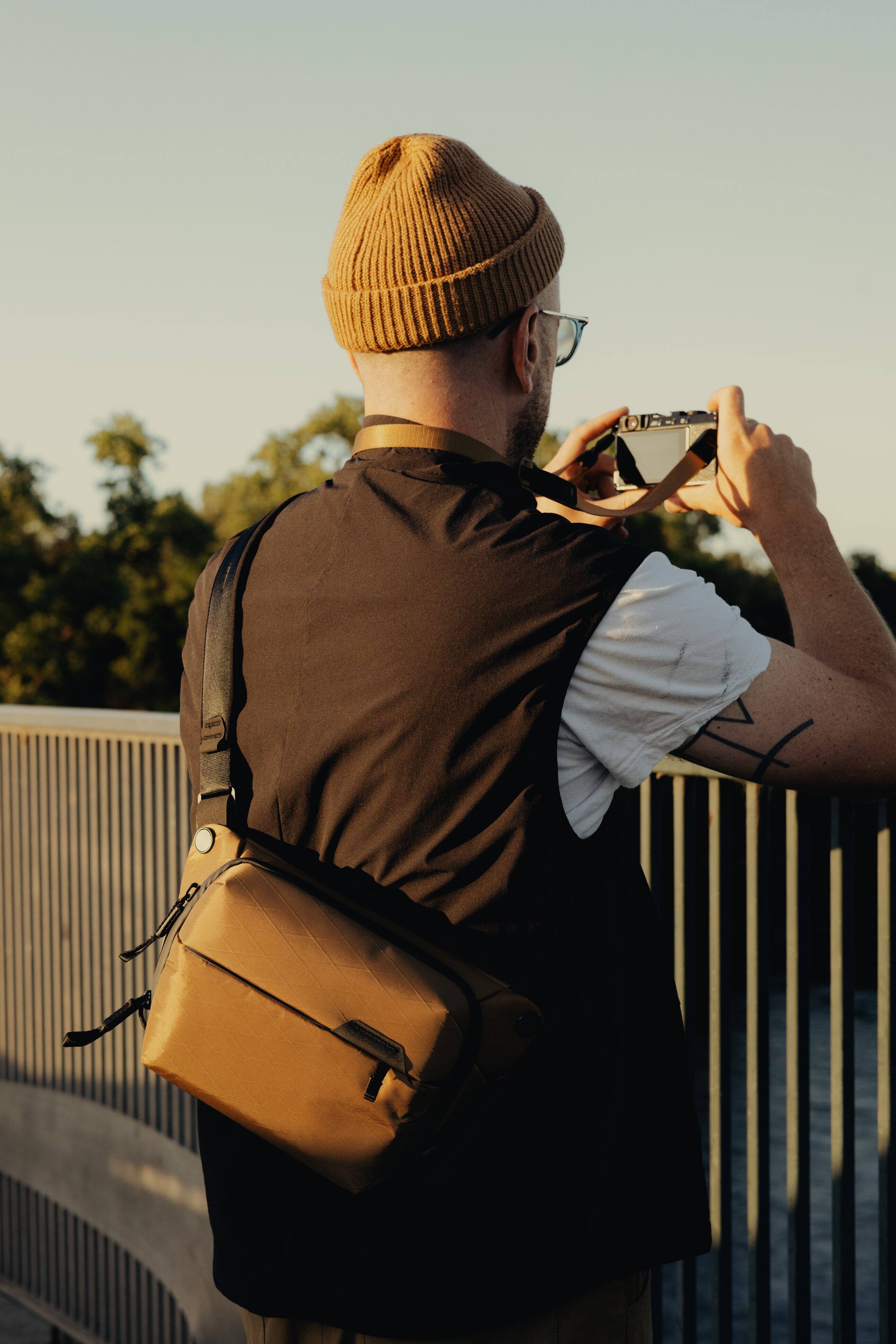 Alt View 21. Peak Design - Everyday Sling 3L - Coyote.