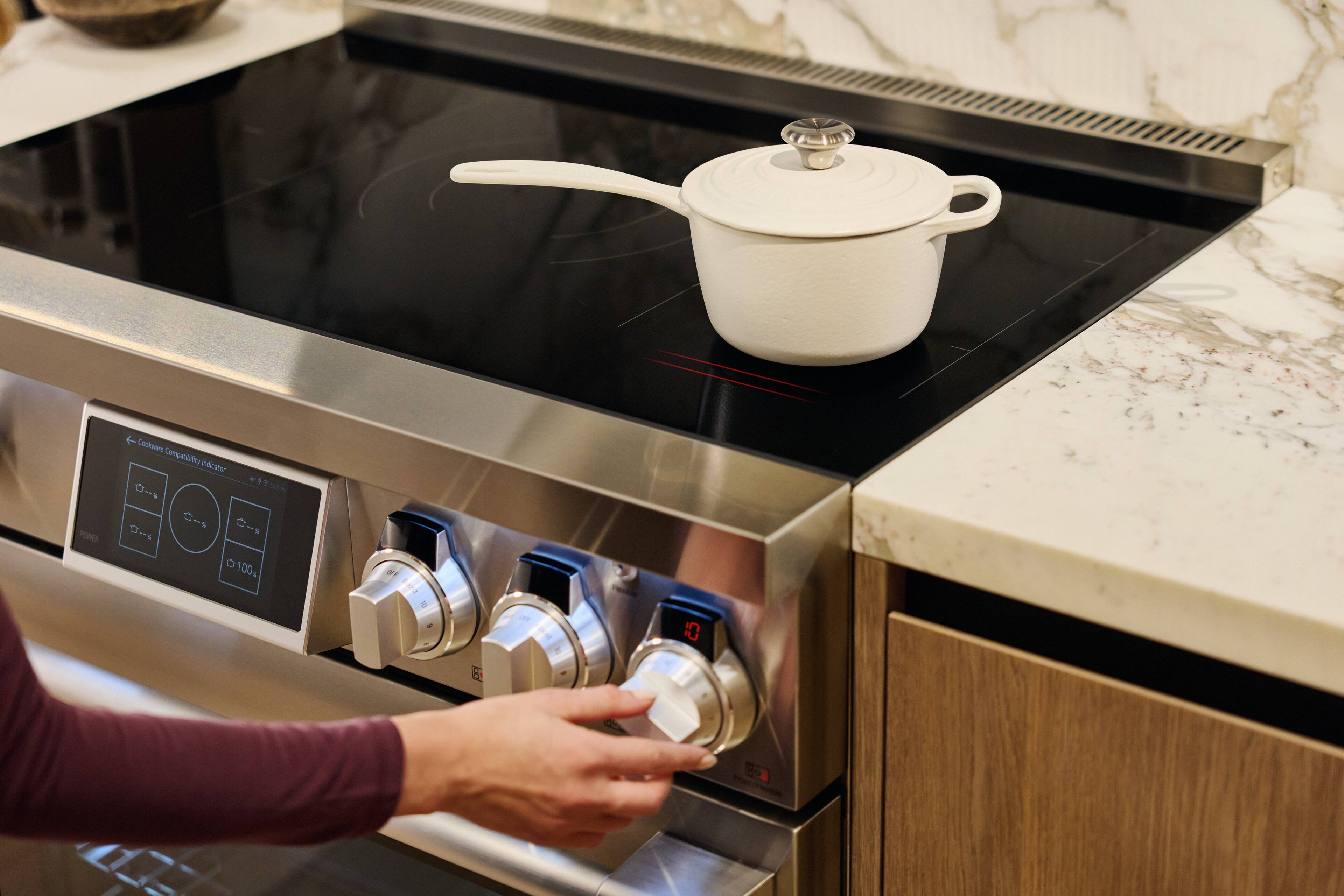 Cookware Compatibility Indicator O %  
? 5.00 PM  
POWER  
% -- 100%  
267 A 500 a  
10