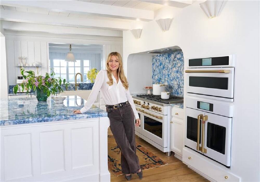 Alt View 33. Café - 8.25 Cu. Ft. Freestanding Double Oven Dual Fuel True Convection Range with 6 Burners, Customizable - Matte White.