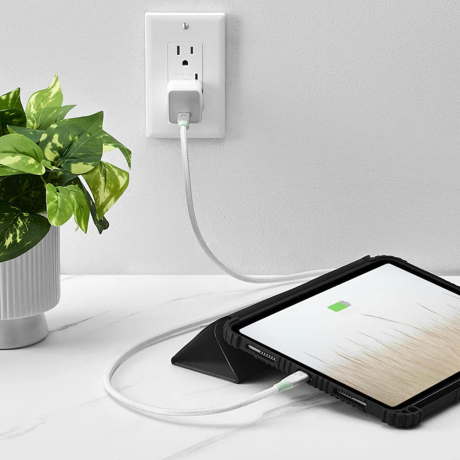 Volver. Insignia™ - Cargador de pared con puerto USB-C de 40 W - Blanco.