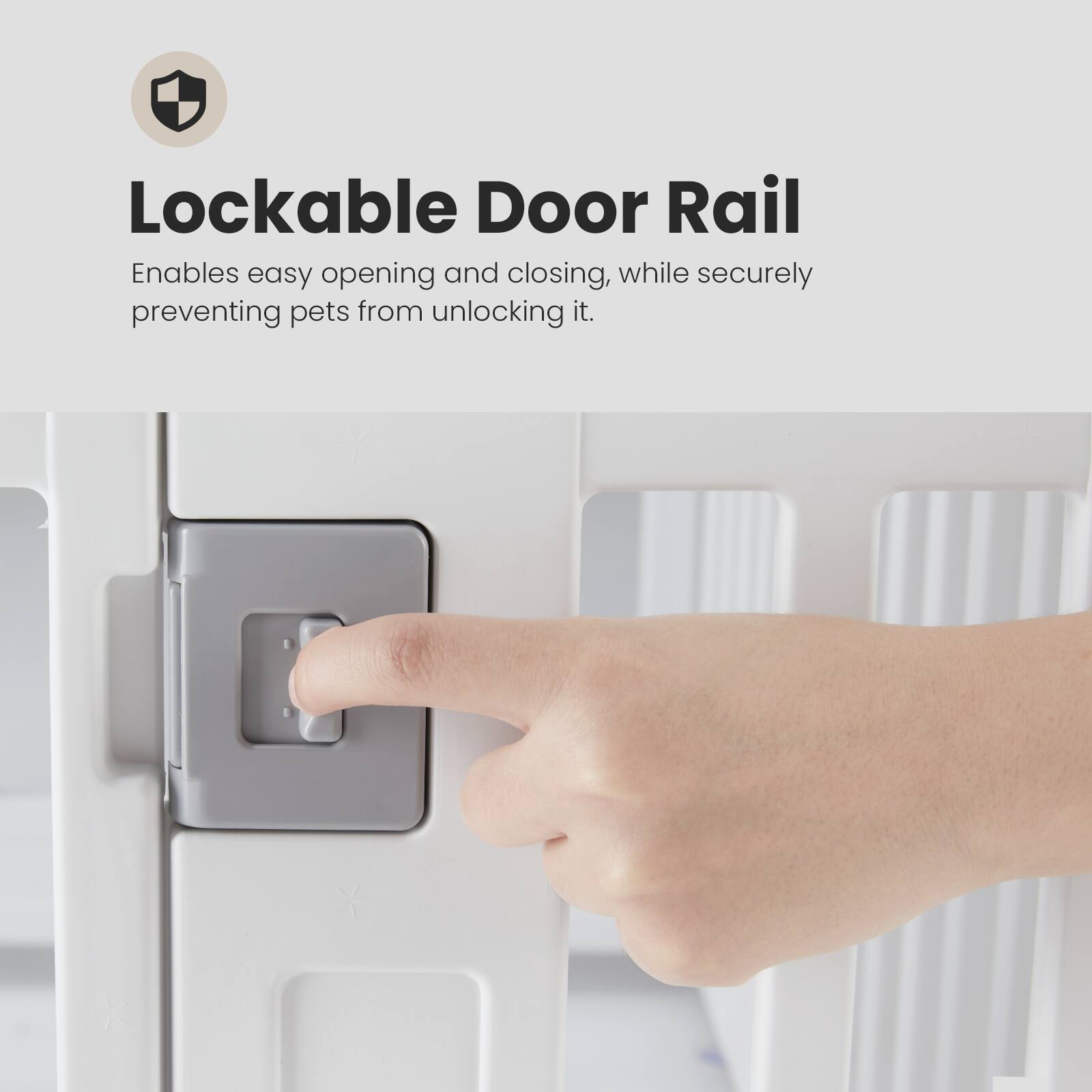 Lockable Door Rail  
Enables easy opening and closing, while securely preventing pets from unlocking it.