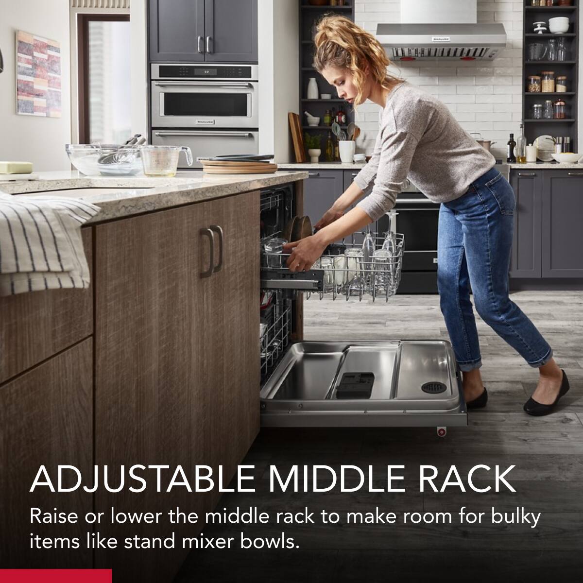 ADJUSTABLE MIDDLE RACK  
Raise or lower the middle rack to make room for bulky items like stand mixer bowls.