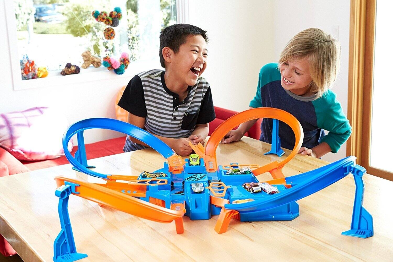Alt View 4. Hot Wheels - Hot Wheels Criss Cross Crash Motorized Track Set, Figure-Eight Track, 4 Crash Zones, 16+ ft Track, 1 Vehicle - Multicolor.