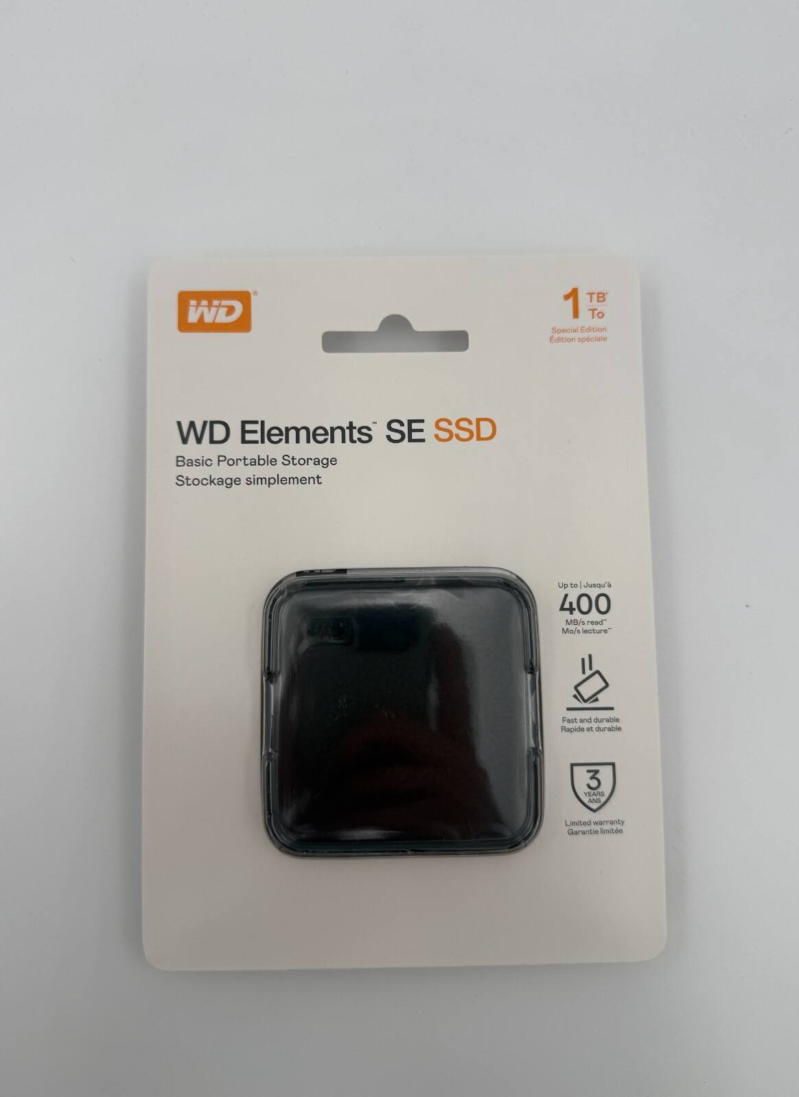 WD Elements SE SSD  
1 To Special Edition  
Basic Portable Storage  
Stockage simplement  
Up to 400 MB/s read  
Jusqu'à 400 Mo/s lecture  
Fast and durable  
Rapide et durable  
3 YEAR AND Limited warranty  
Garantie limitée