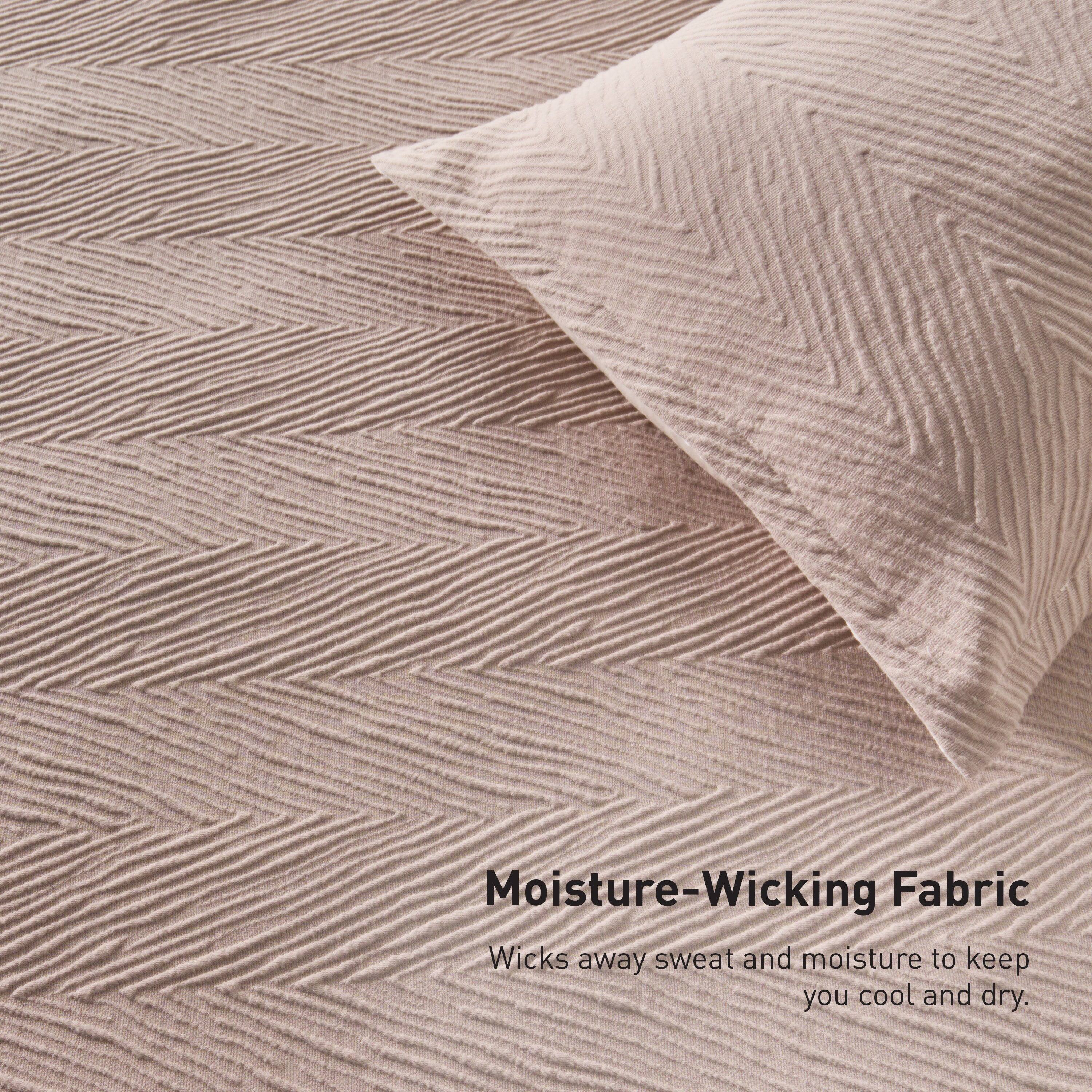 Moisture-Wicking Fabric  
Wicks away sweat and moisture to keep you cool and dry.