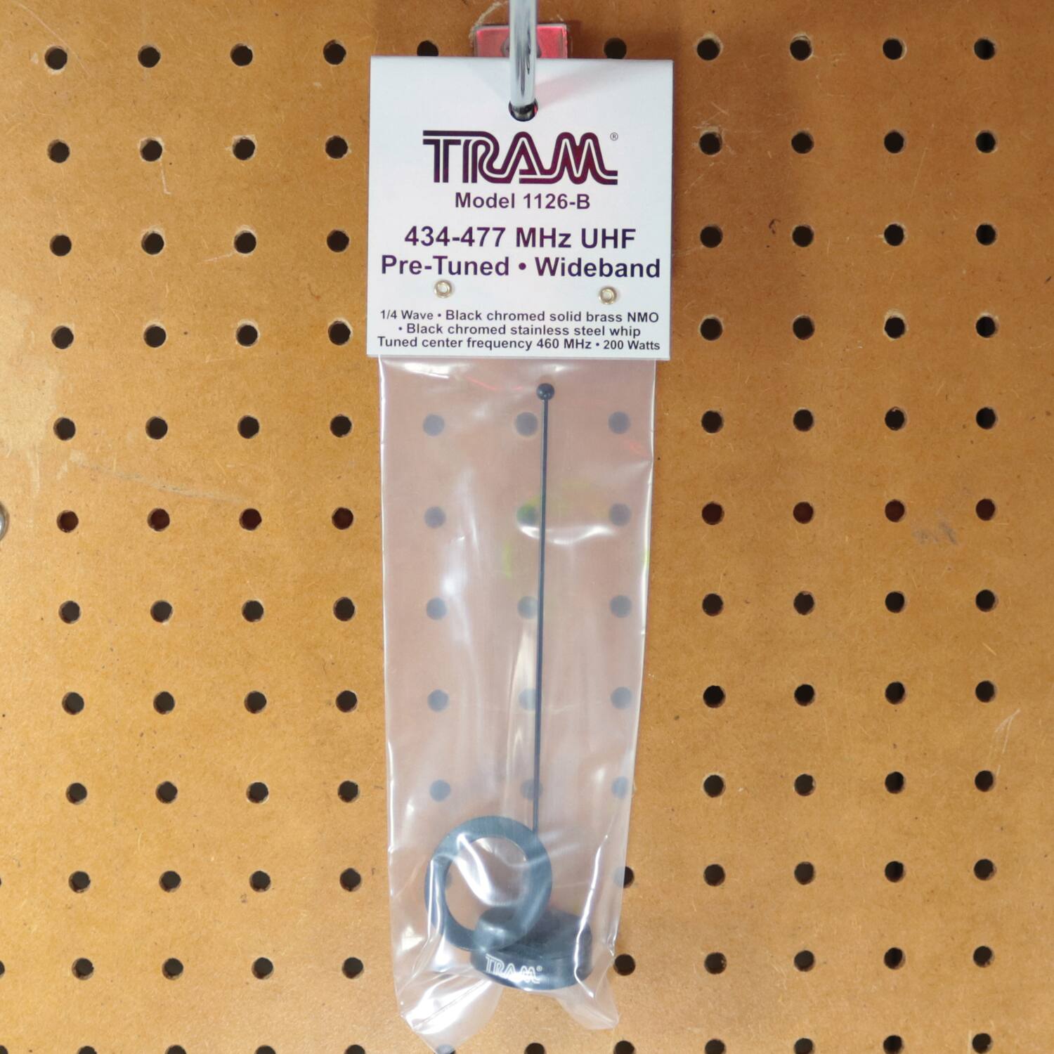 TRAM Model 1126-B  
434-477 MHz UHF Pre-Tuned Wideband  
1/4 Wave  
Black chromed solid brass NMO  
Black chromed stainless steel whip  
Tuned center frequency 460 MHz  
200 Watts