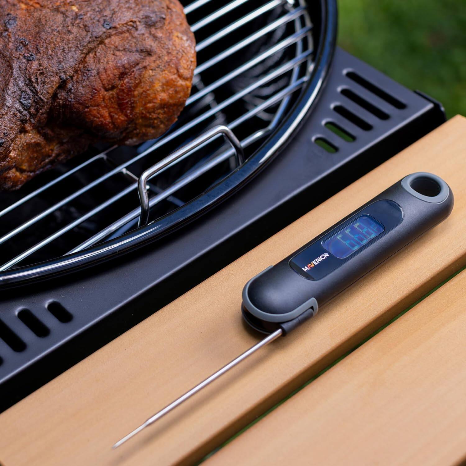 Left. Maverick - Temp & Time Reverse LCD Thermocouple Thermometer - Black.