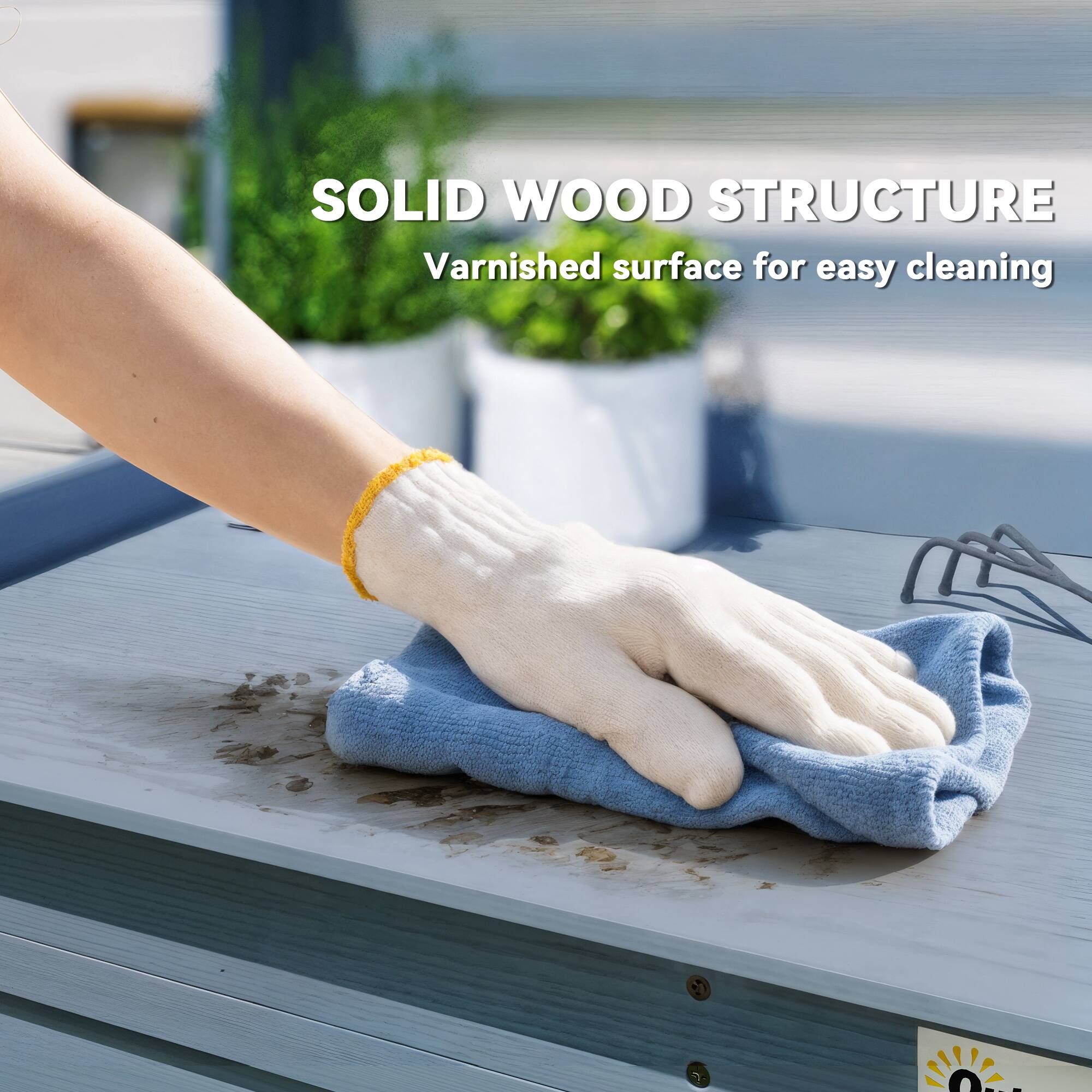 SOLID WOOD STRUCTURE
Varnished surface for easy cleaning