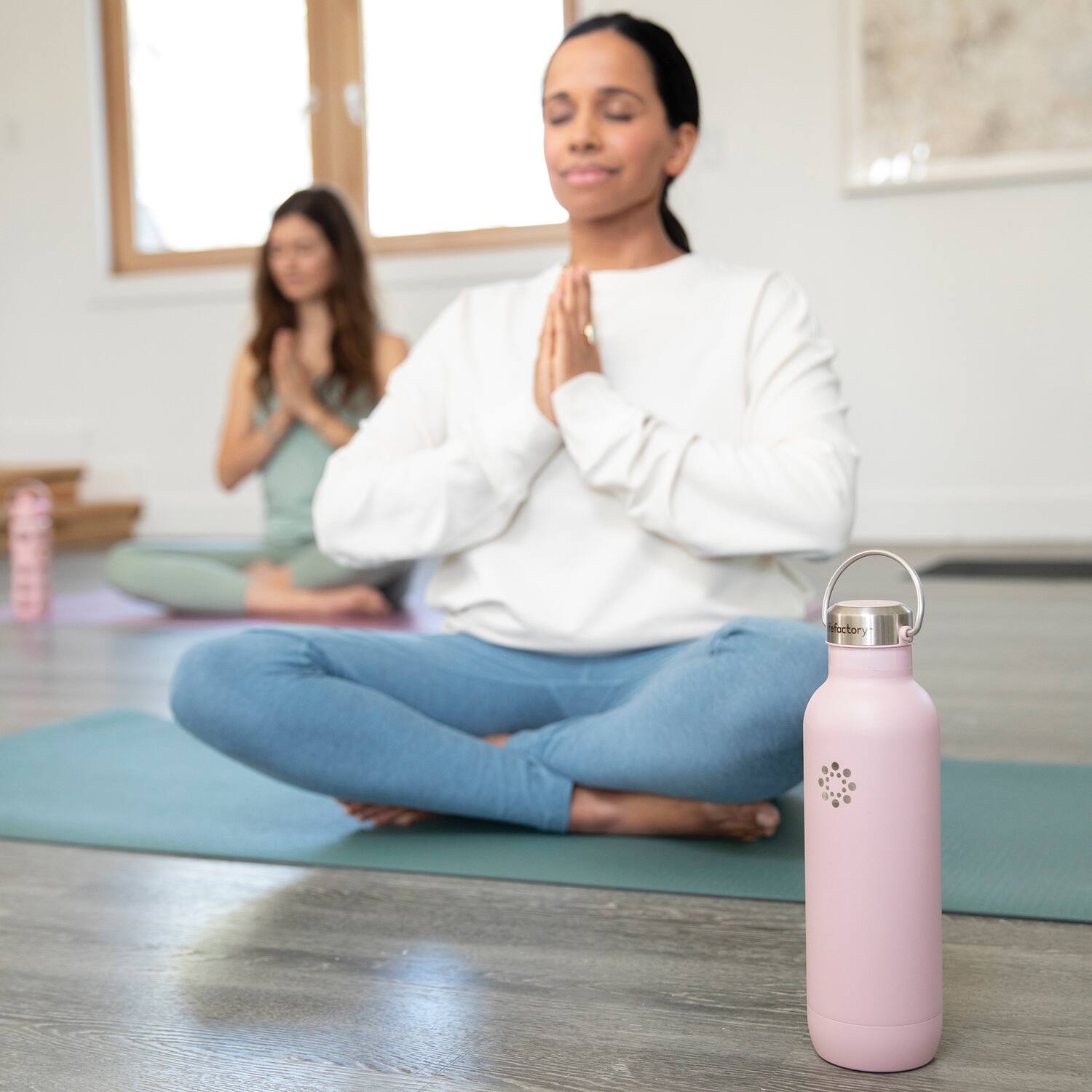 Angle. Lifefactory - 32-Oz Stainless Steel Vacuum-Insulated Sport Bottle - Desert Rose.