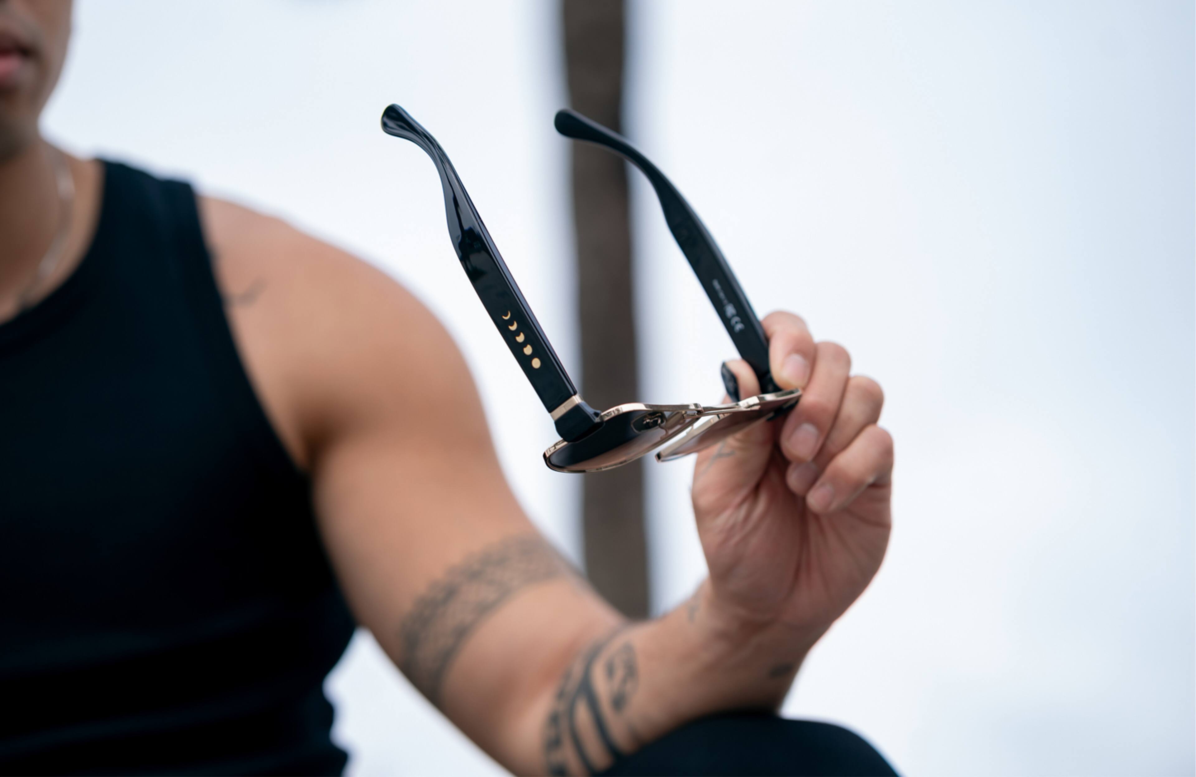 Alt View 2. Chamelo - Lifestyle Dragon Slider HVL - Glossy black gold frame | Smoke lenses.