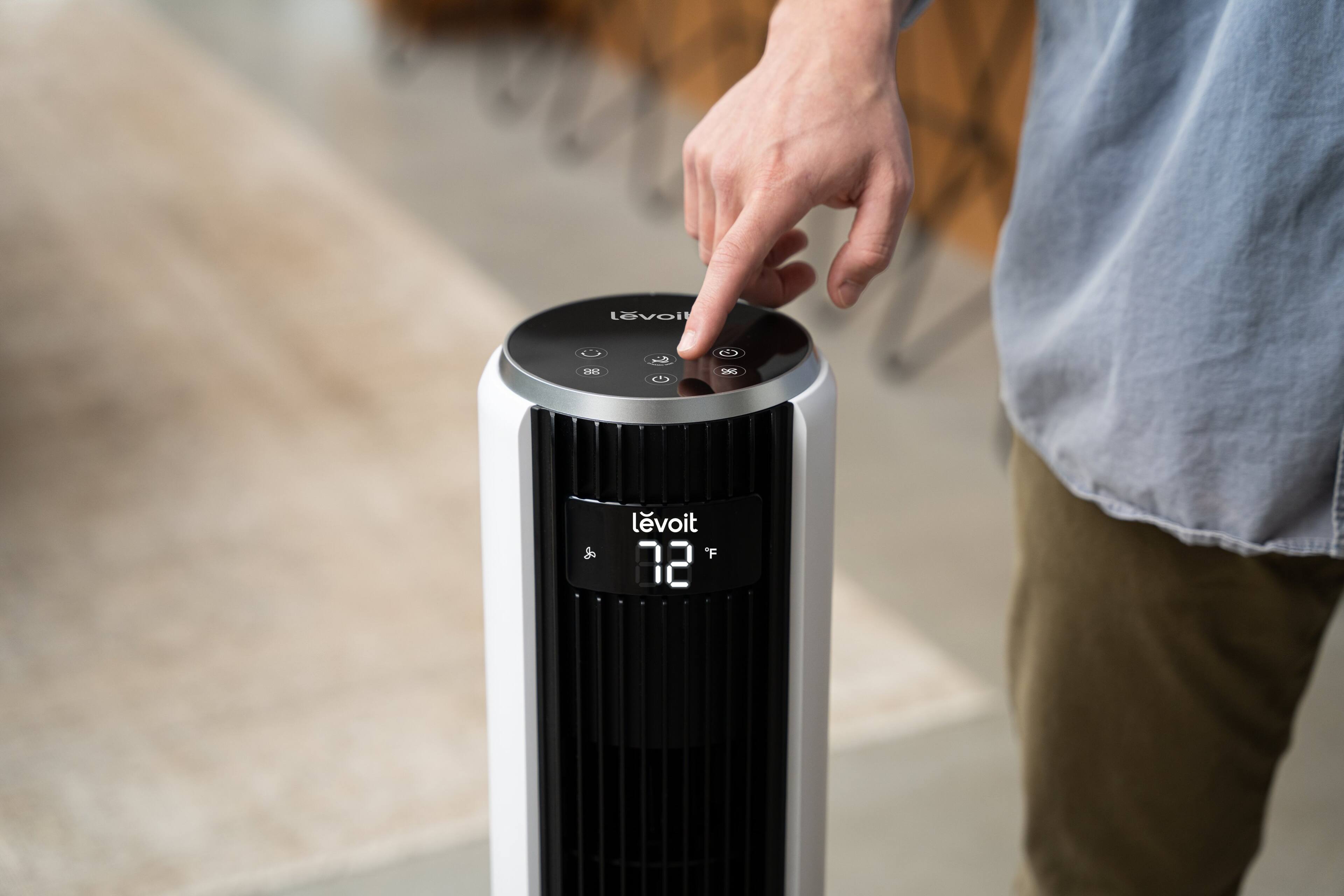 The text on the image reads "Lovoil CRES 3 U & levoit F 32." The correct text should be "Lovoil CRES 3 U & Levoit F 32."