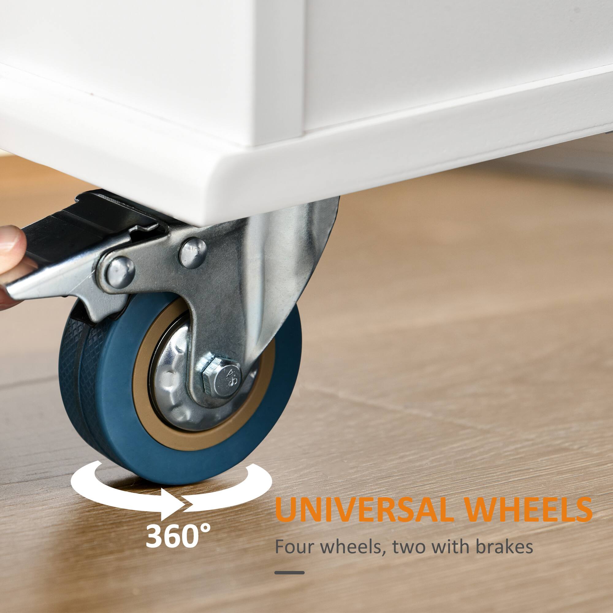 UNIVERSAL WHEELS  
360°  
Four wheels, two with brakes