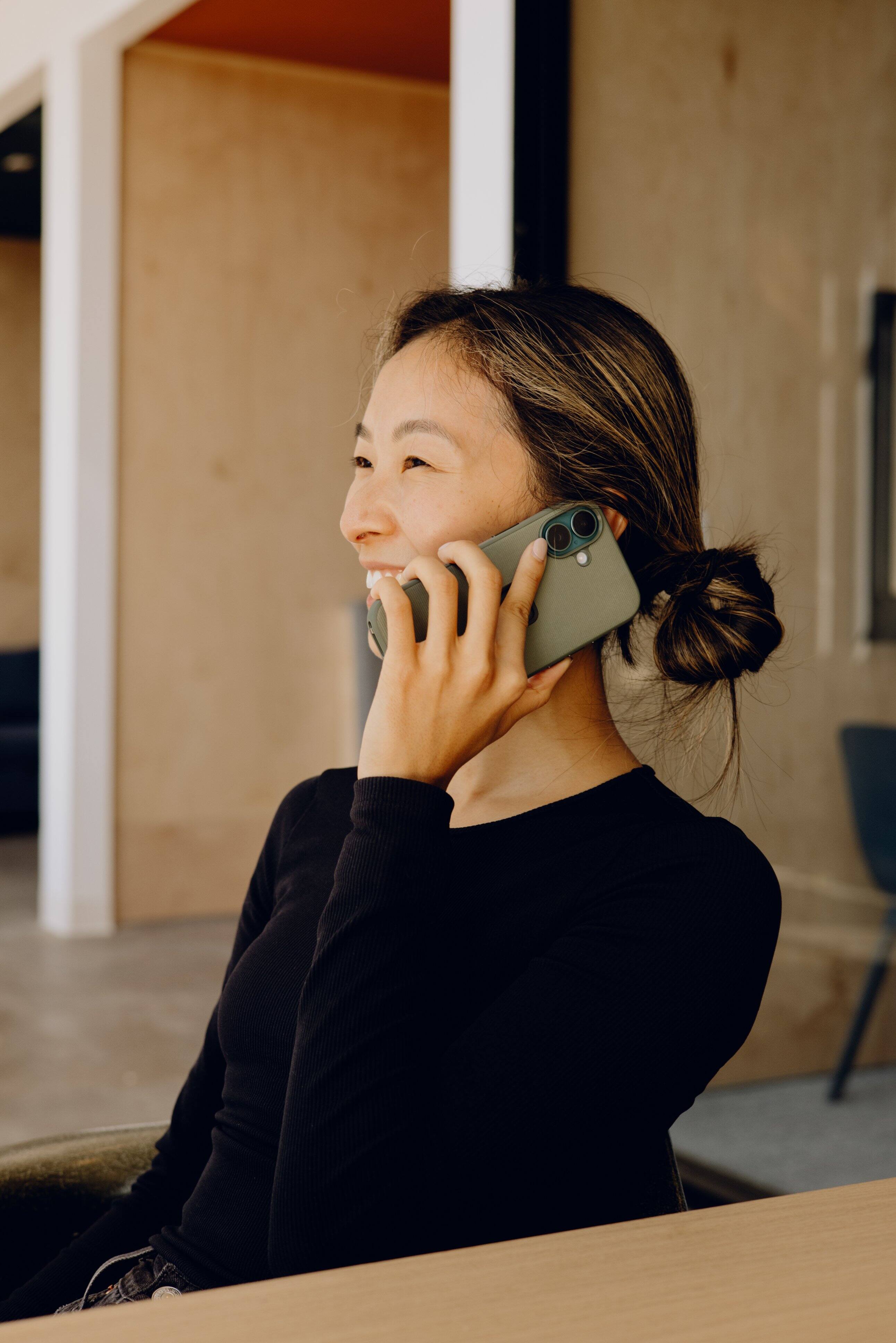 Alt View 3. Peak Design - Everyday Fabric Case for iPhone 16 - Sage.