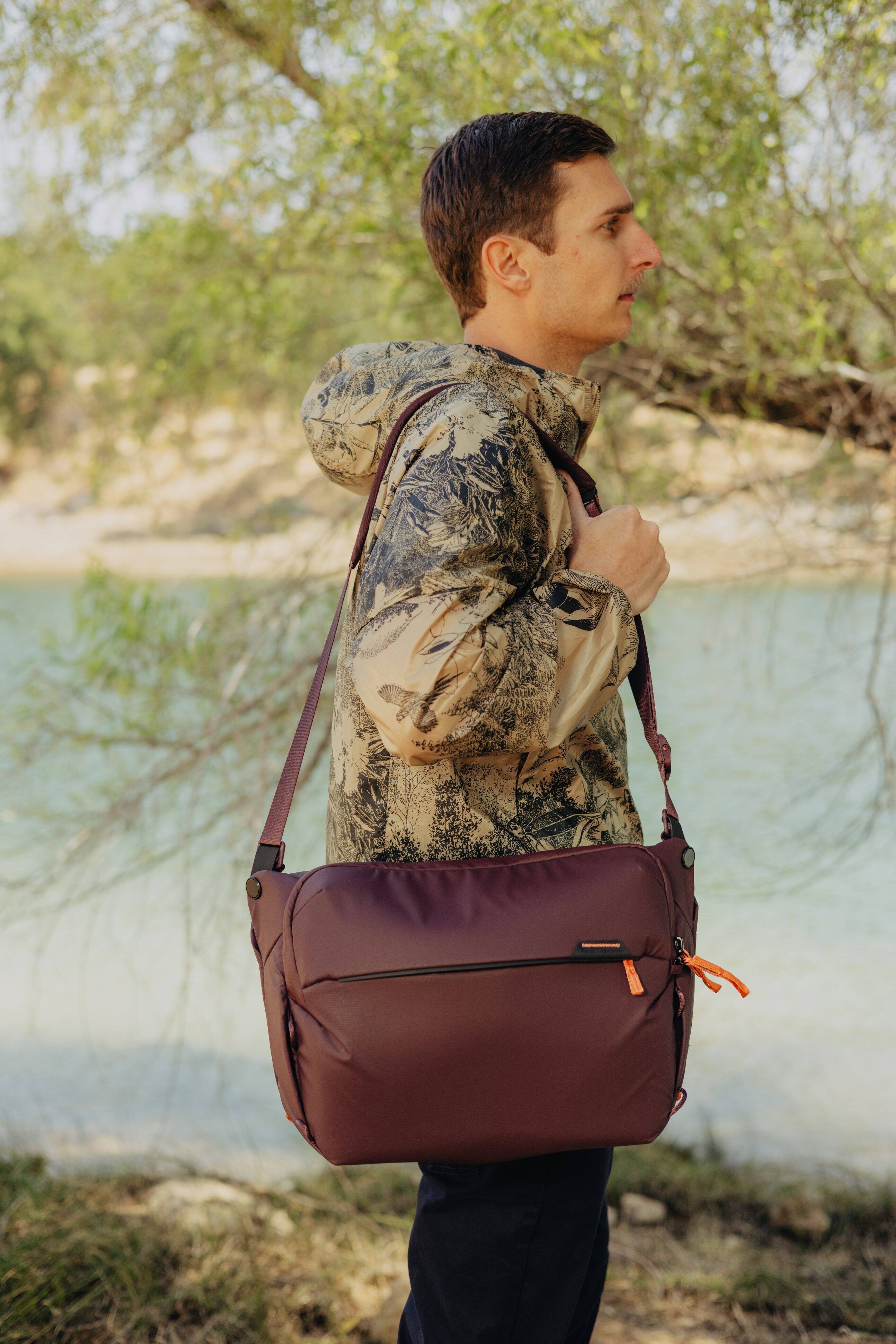 Left. Peak Design - Everyday Sling V2 10L - Eclipse.