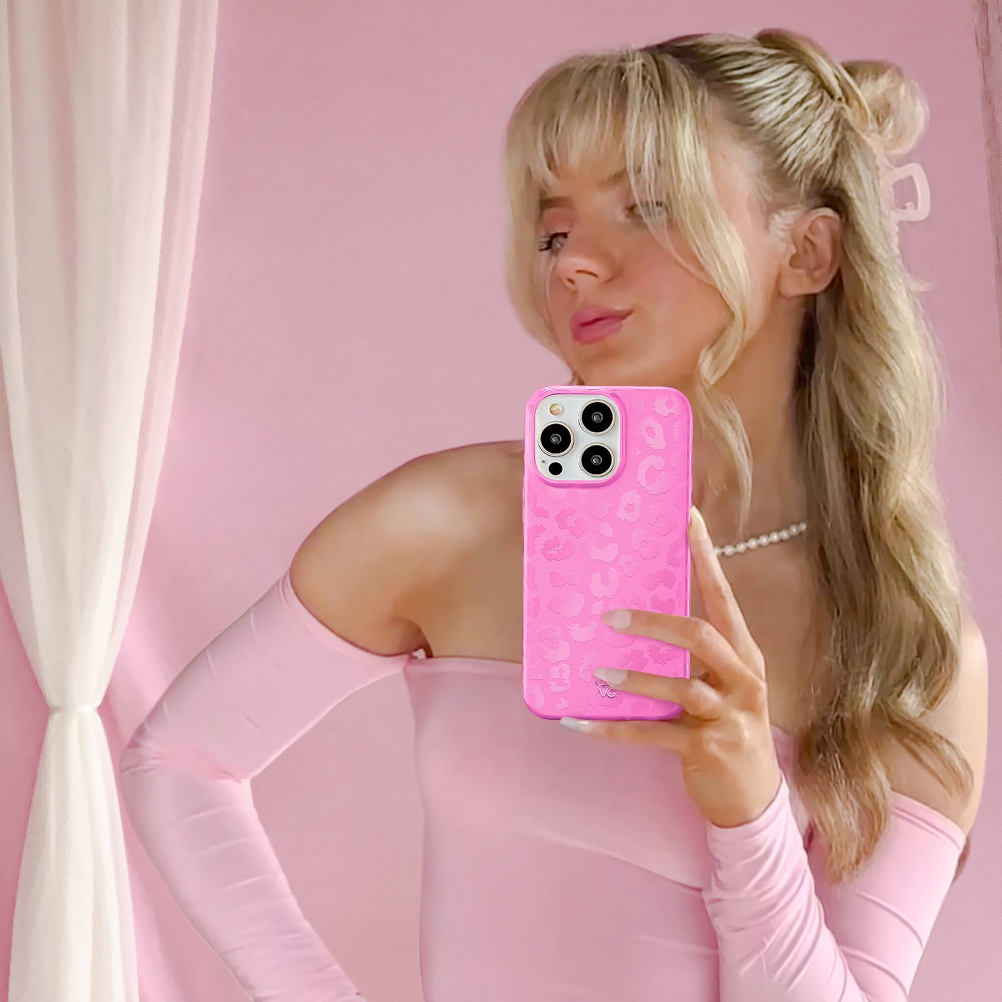 Alt View Zoom 2. VELVET CAVIAR - Magsafe Case for Apple iPhone 16 Plus - Hot Pink Leopard.