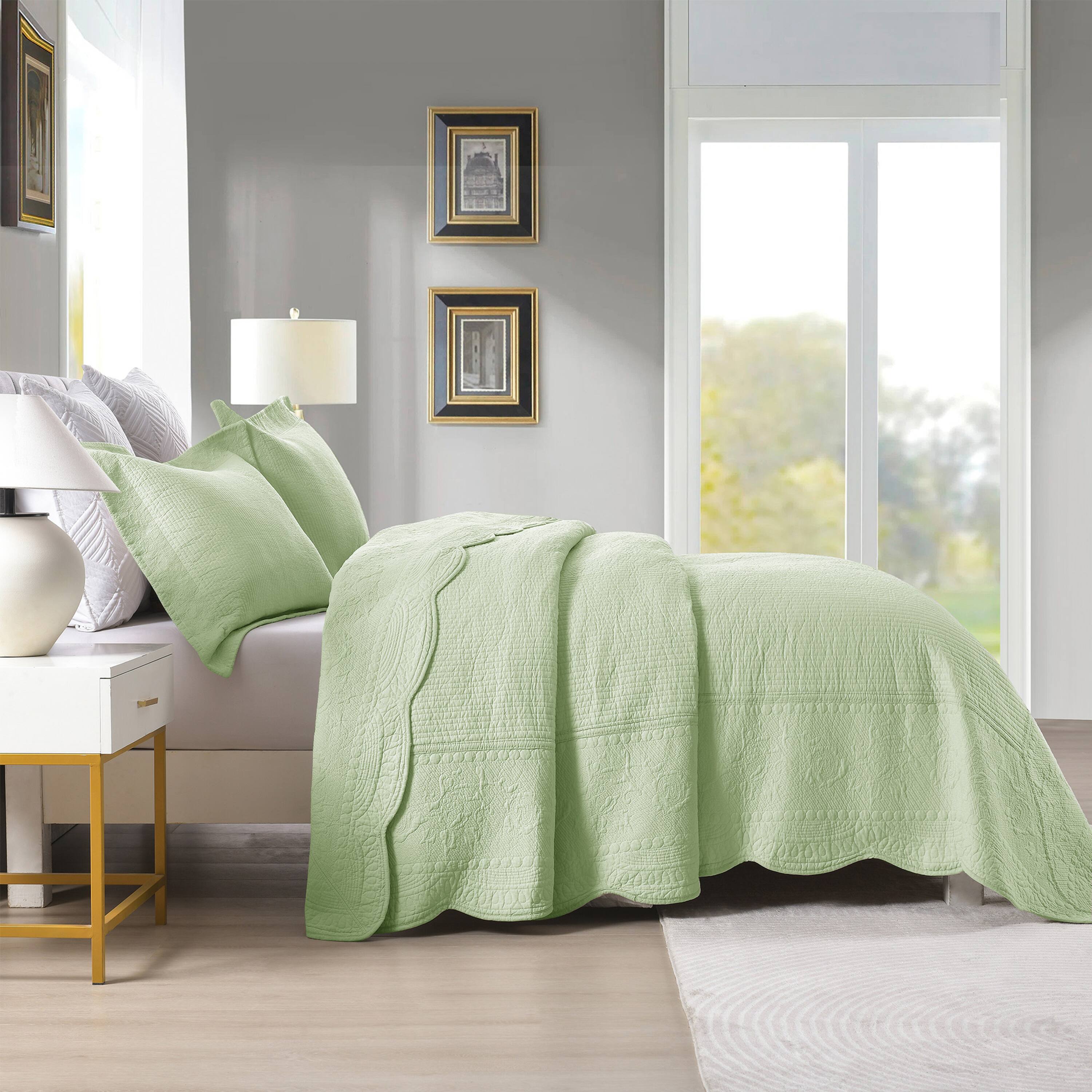 Angle. MarCielo - Marcielo 3 Piece 100% Cotton Oversized Bedspread Lightweight Quilt Set - Green.
