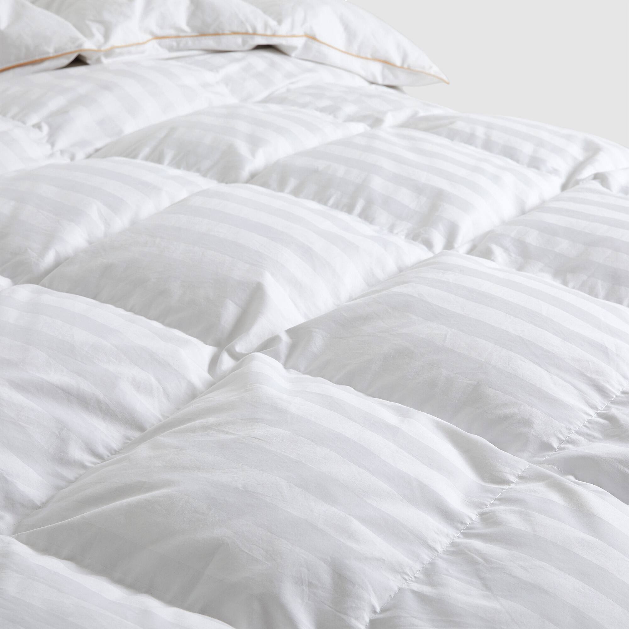Left. Puredown - Puredown -  All Season White Goose Down Comforter Duvet Insert with 100% Cotton Cover - Queen - White.